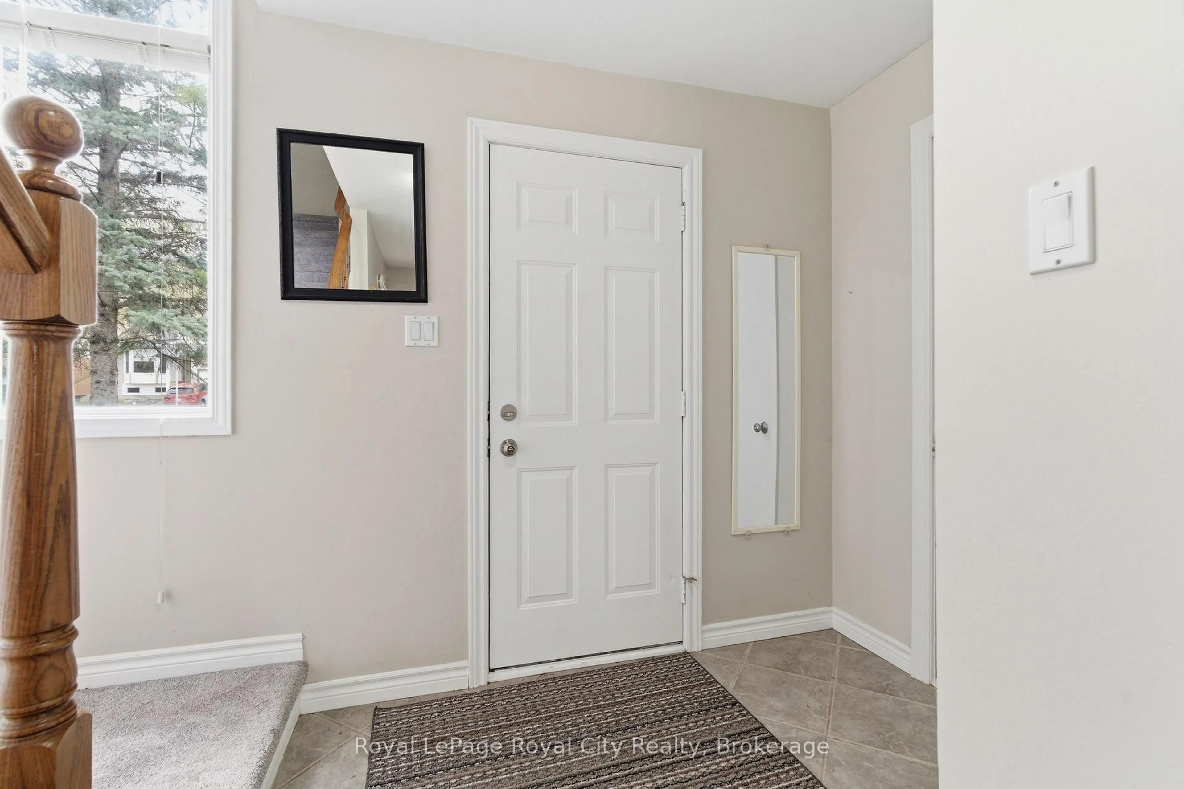 Indoor entryway for 11 Sagewood Pl, Guelph Ontario N1G 3M8