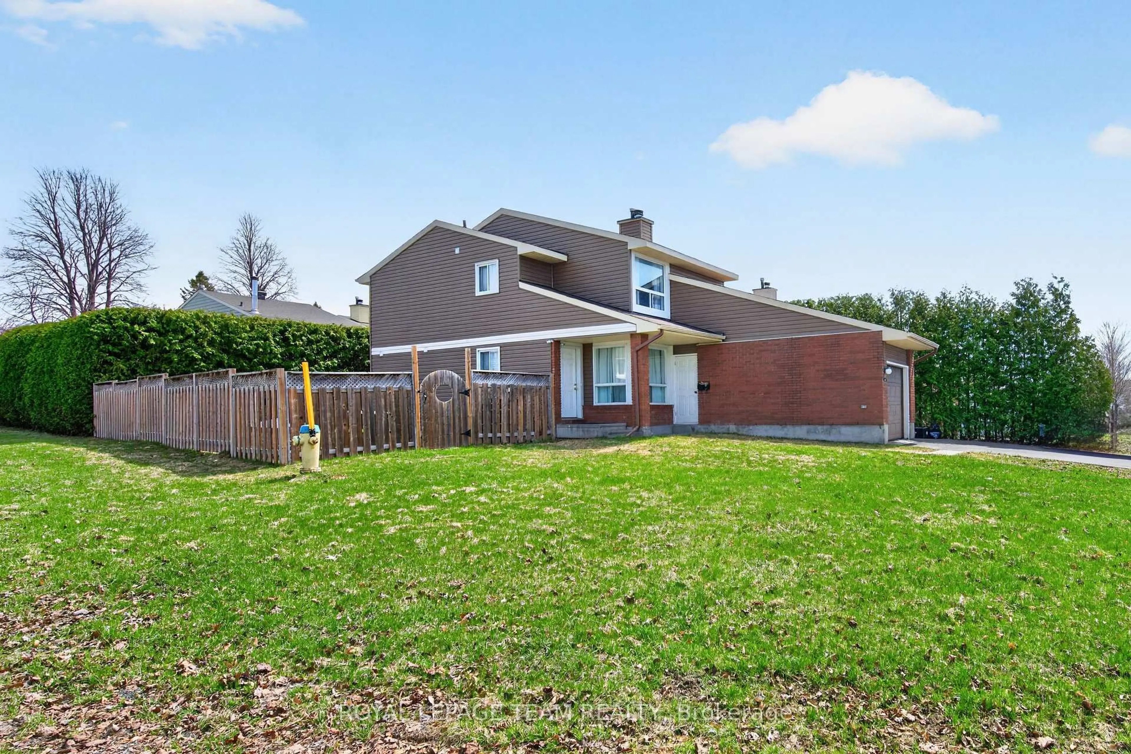 Home with brick exterior material, unknown for 1631 Saxony Cres, Ottawa Ontario K1B 5K8