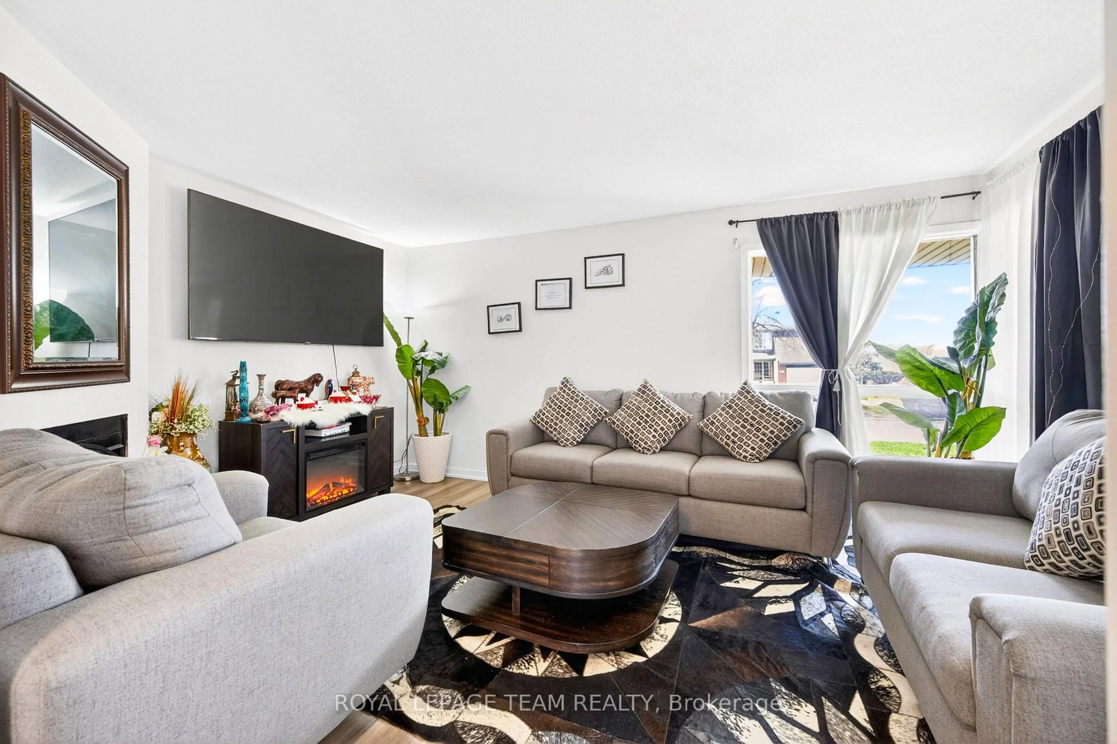 Living room with furniture, unknown for 1631 Saxony Cres, Ottawa Ontario K1B 5K8