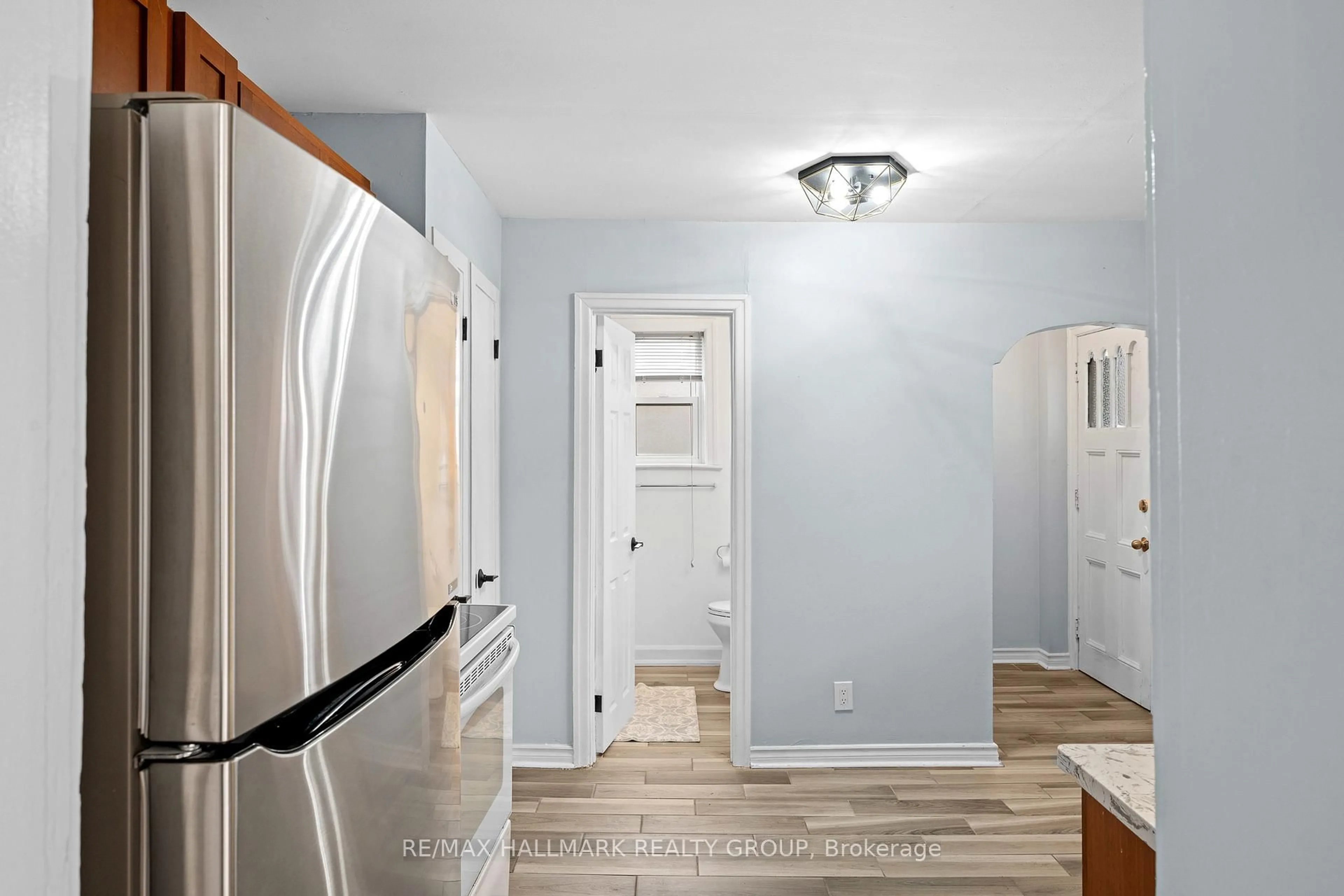 Indoor entryway for 267 PARK St, Ottawa Ontario K1L 7G9