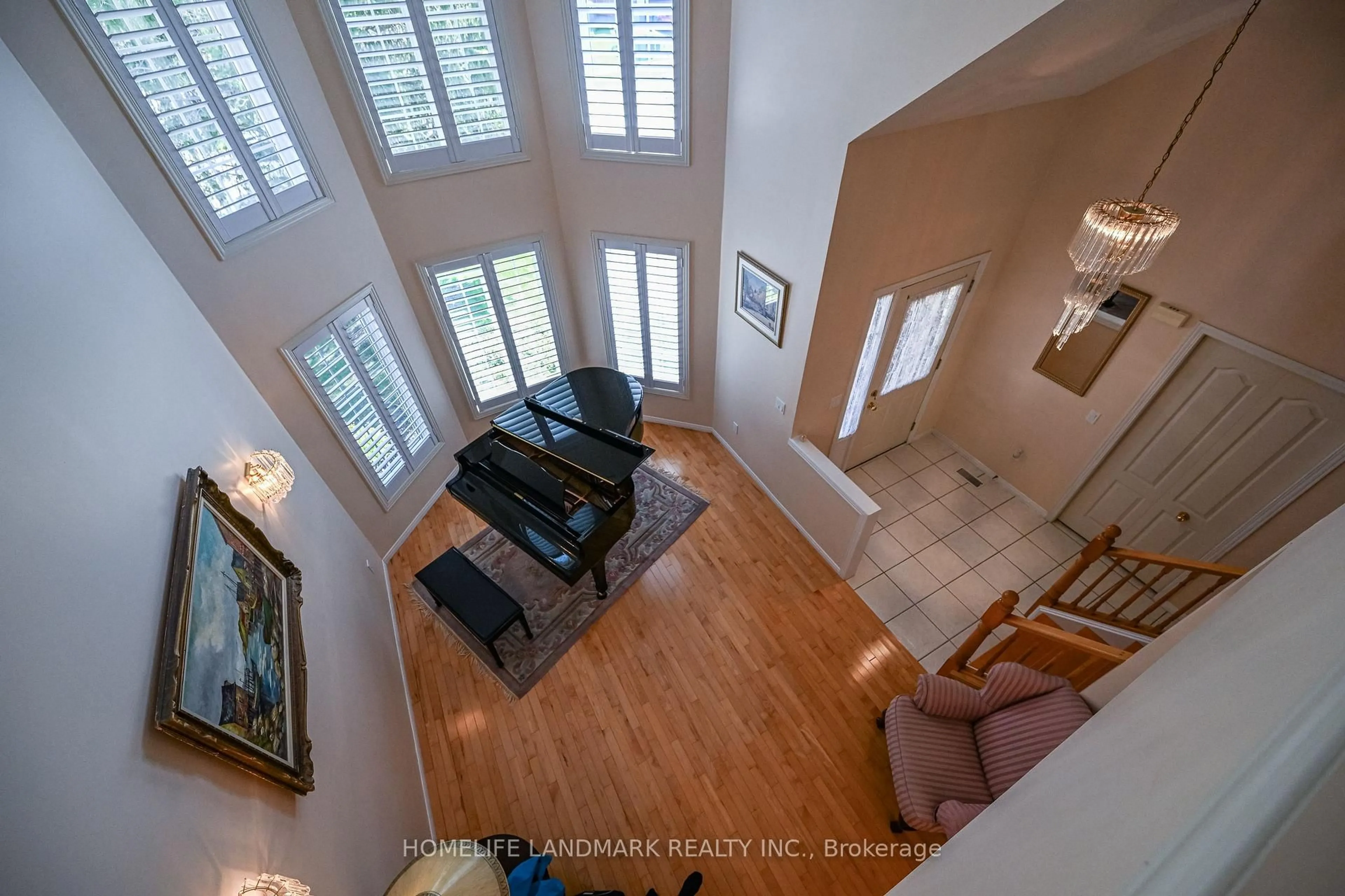 Indoor foyer for 98 Pheasant Run Dr, Guelph Ontario N1C 1E3