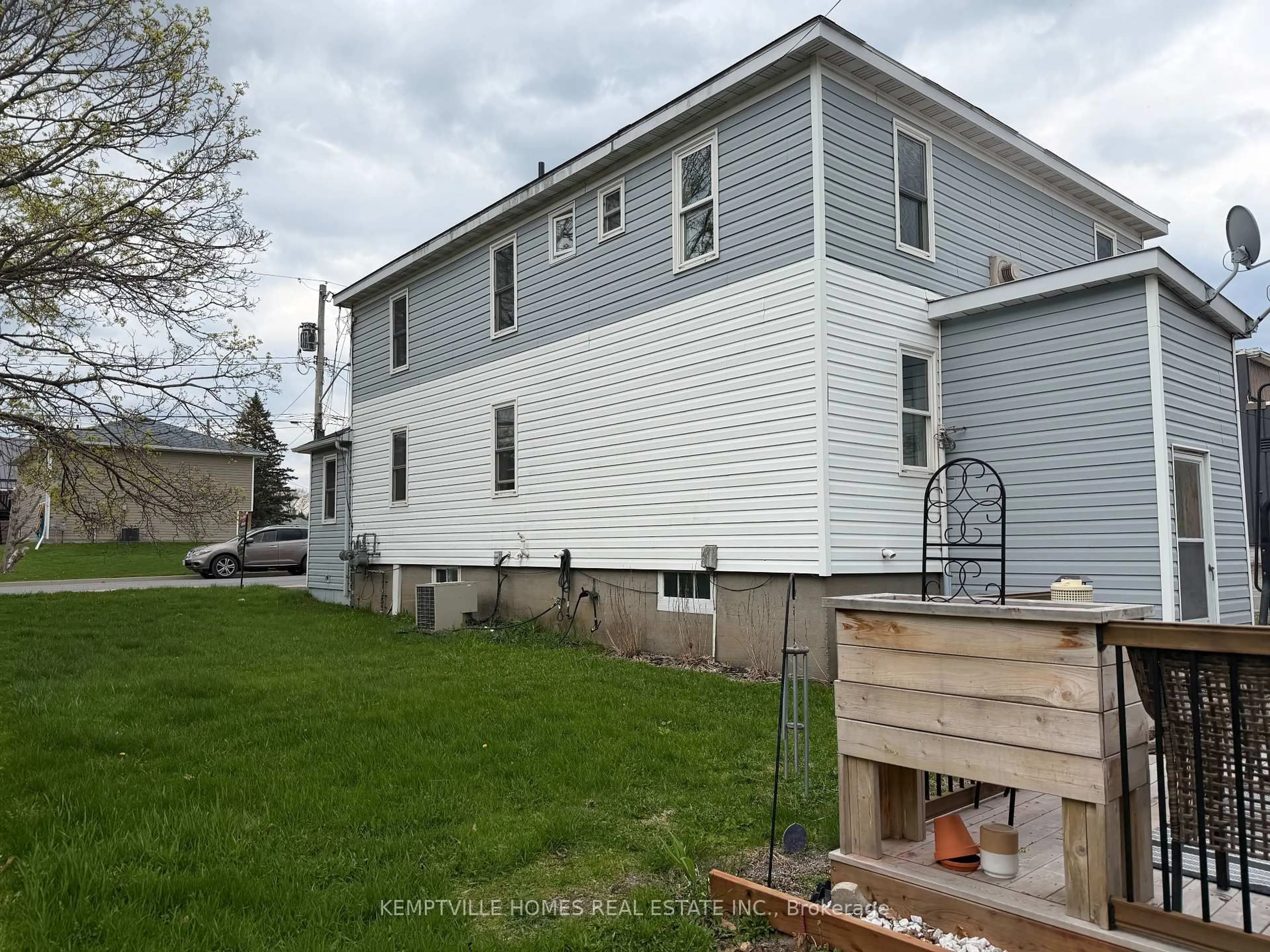 Home with vinyl exterior material, building for 803 St Lawrence St, Prescott Ontario K0E 1T0