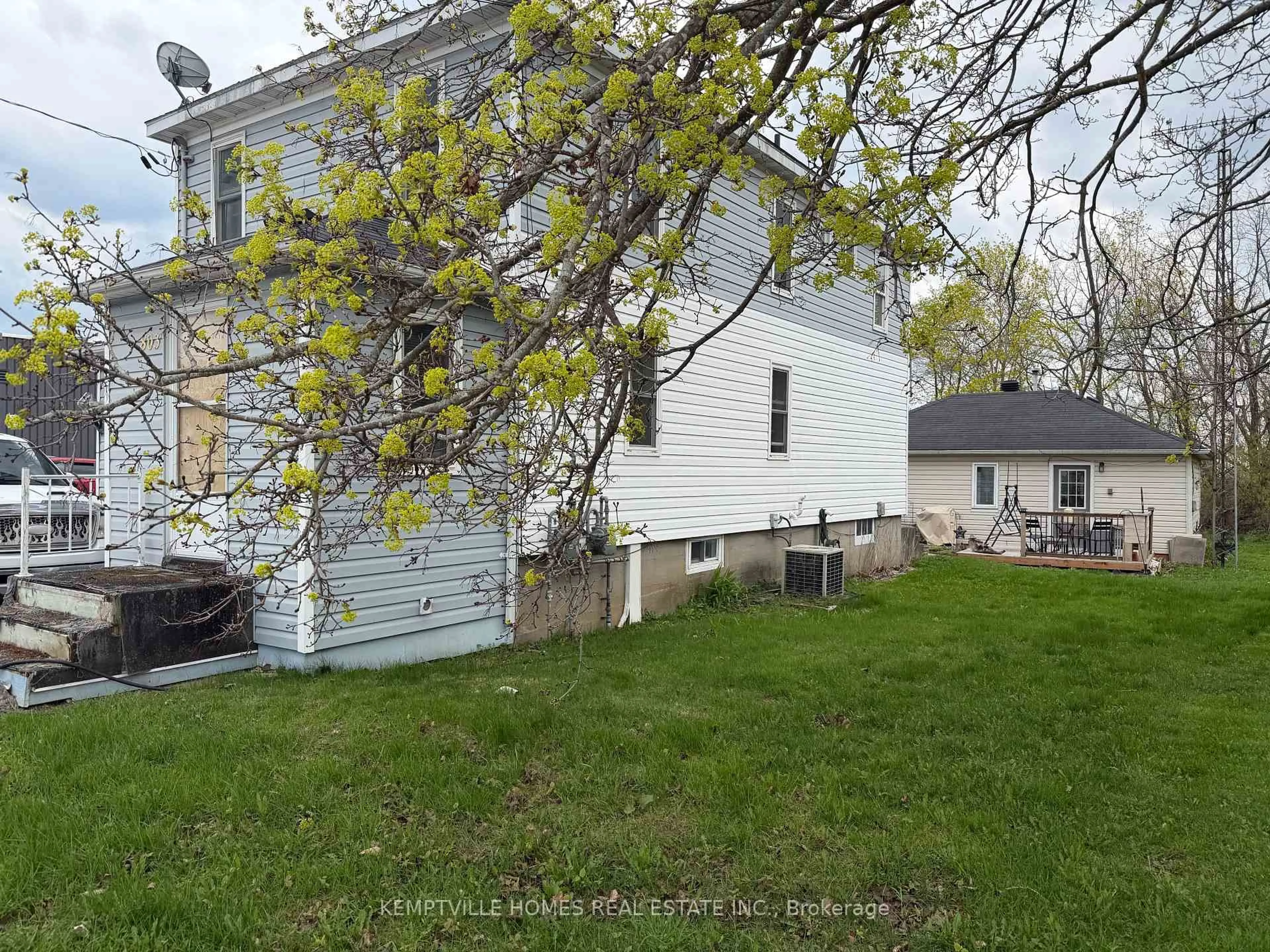 A pic from outside/outdoor area/front of a property/back of a property/a pic from drone, street for 803 St Lawrence St, Prescott Ontario K0E 1T0