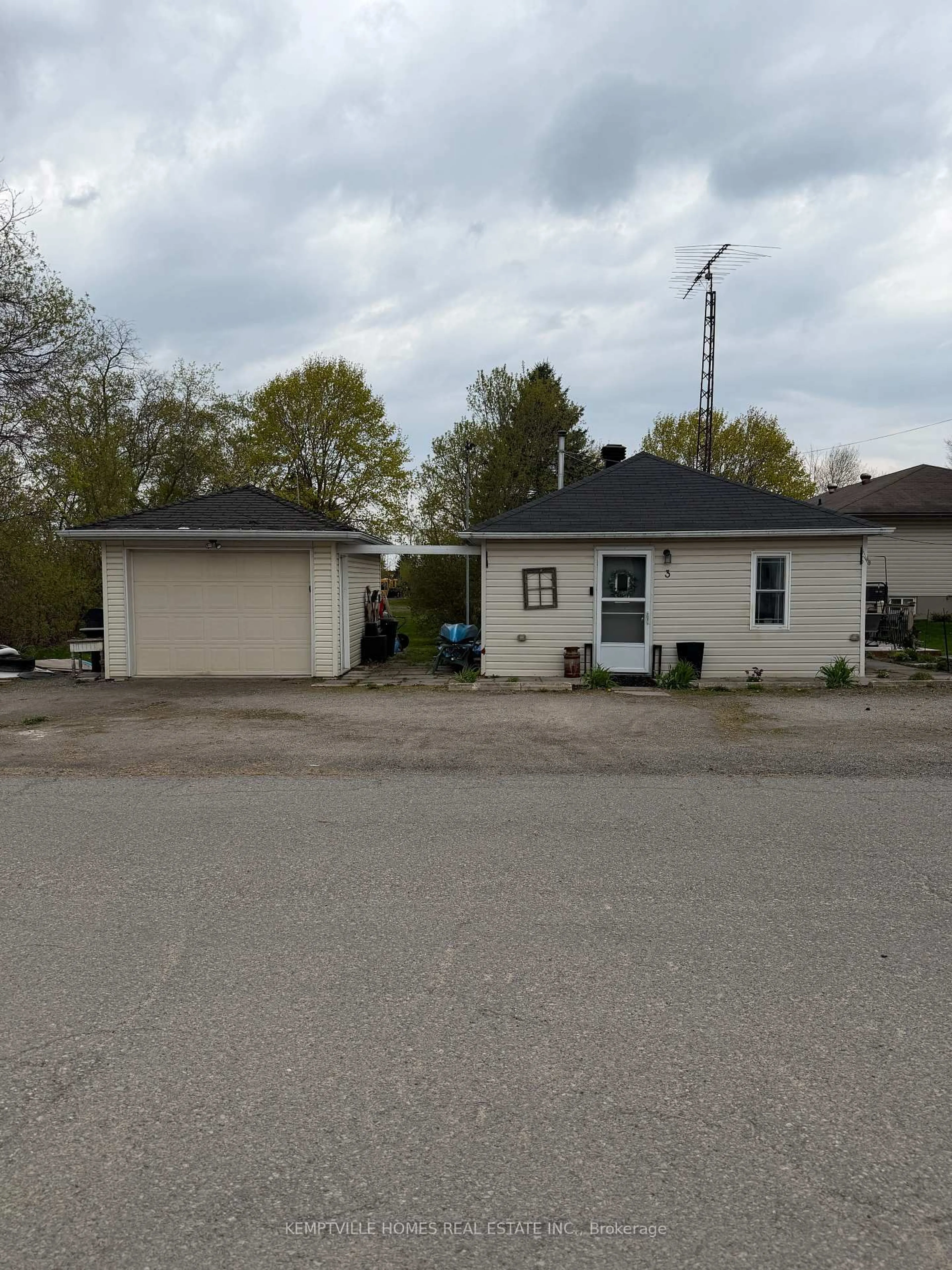 A pic from outside/outdoor area/front of a property/back of a property/a pic from drone, street for 803 St Lawrence St, Prescott Ontario K0E 1T0