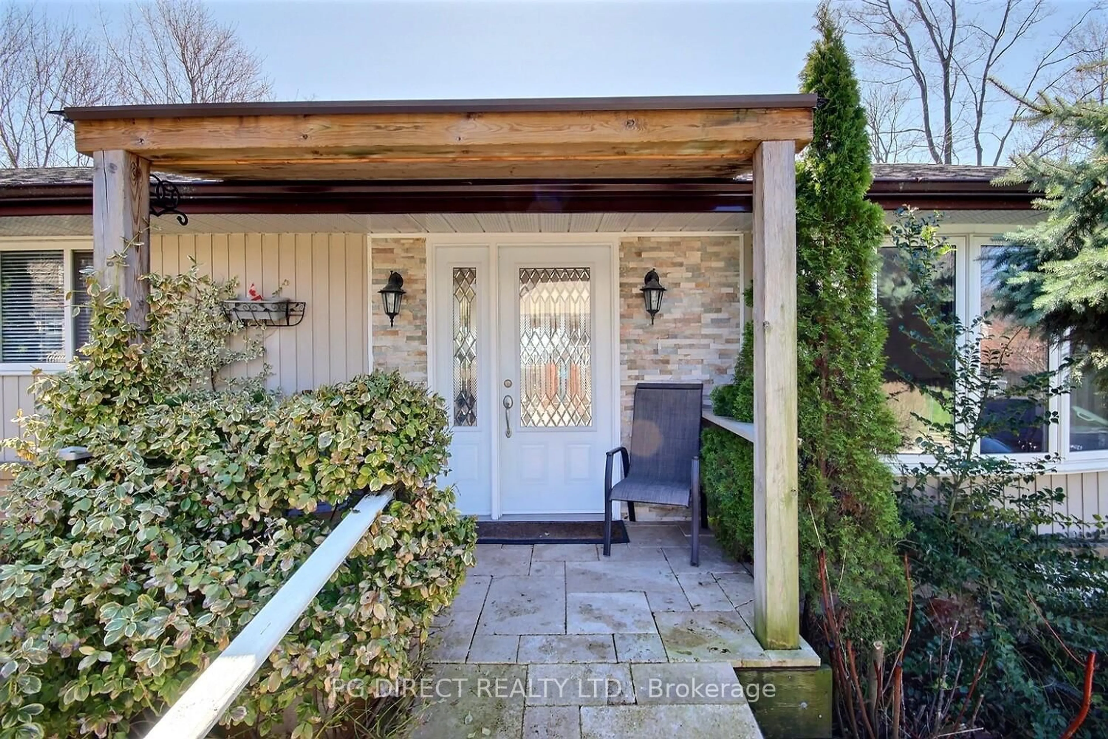 Indoor entryway for 105 Anne St, Cobourg Ontario K9A 1G4