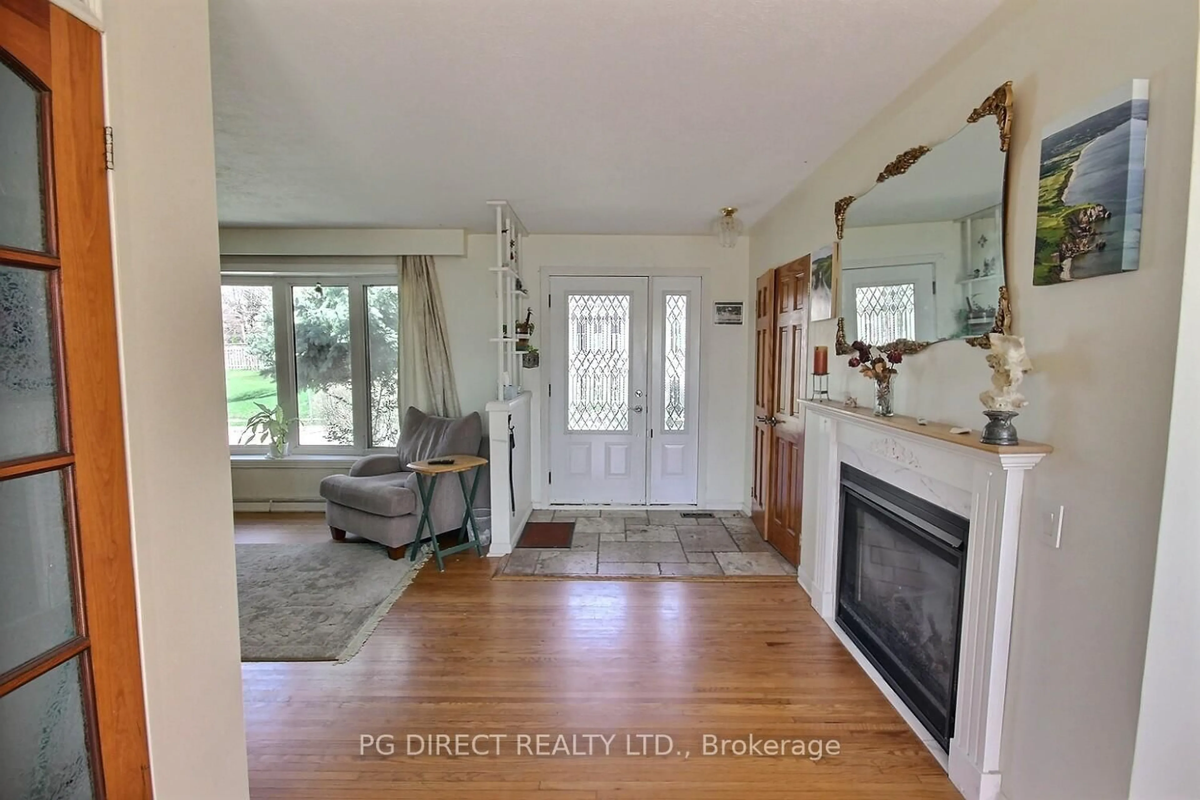 Indoor entryway for 105 Anne St, Cobourg Ontario K9A 1G4