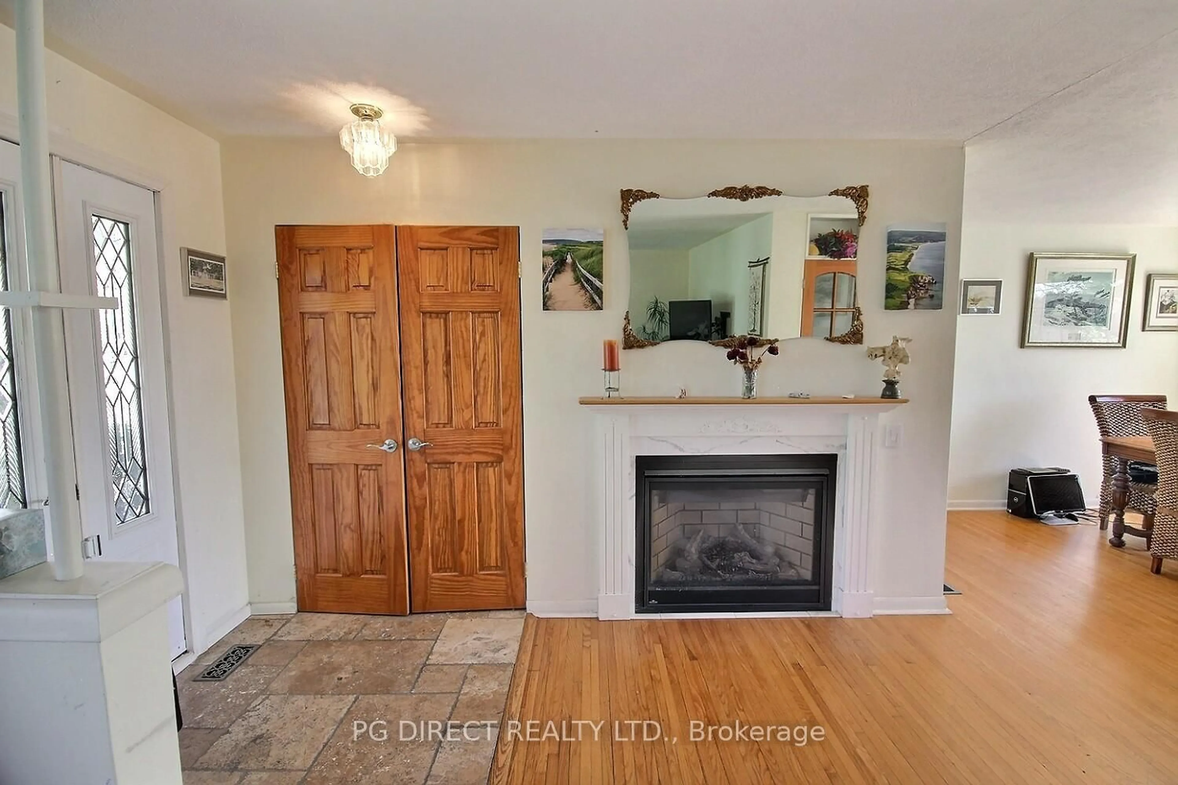 Indoor entryway for 105 Anne St, Cobourg Ontario K9A 1G4
