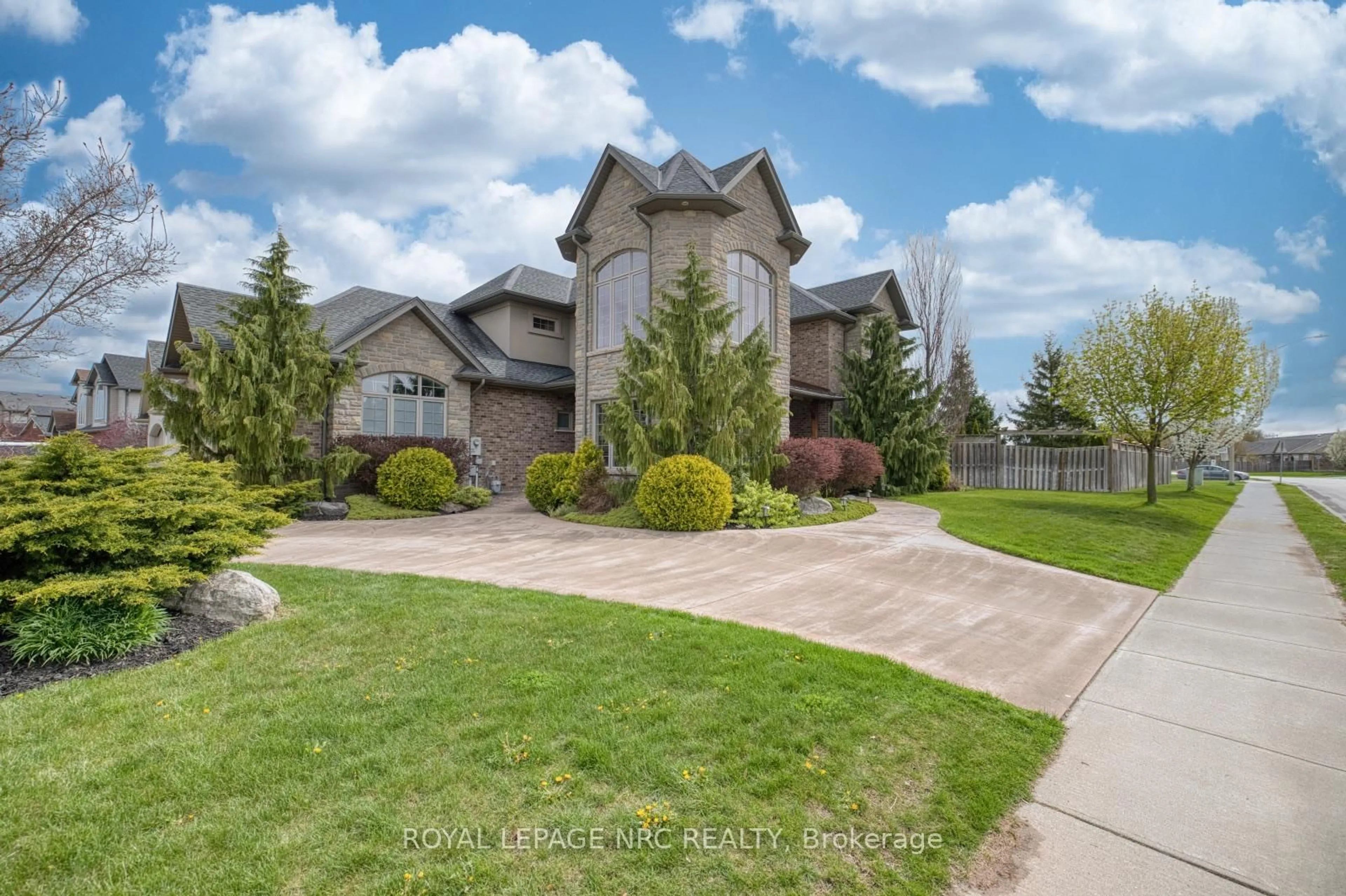 A pic from outside/outdoor area/front of a property/back of a property/a pic from drone, street for 8479 Forestview Blvd, Niagara Falls Ontario L2H 0B2