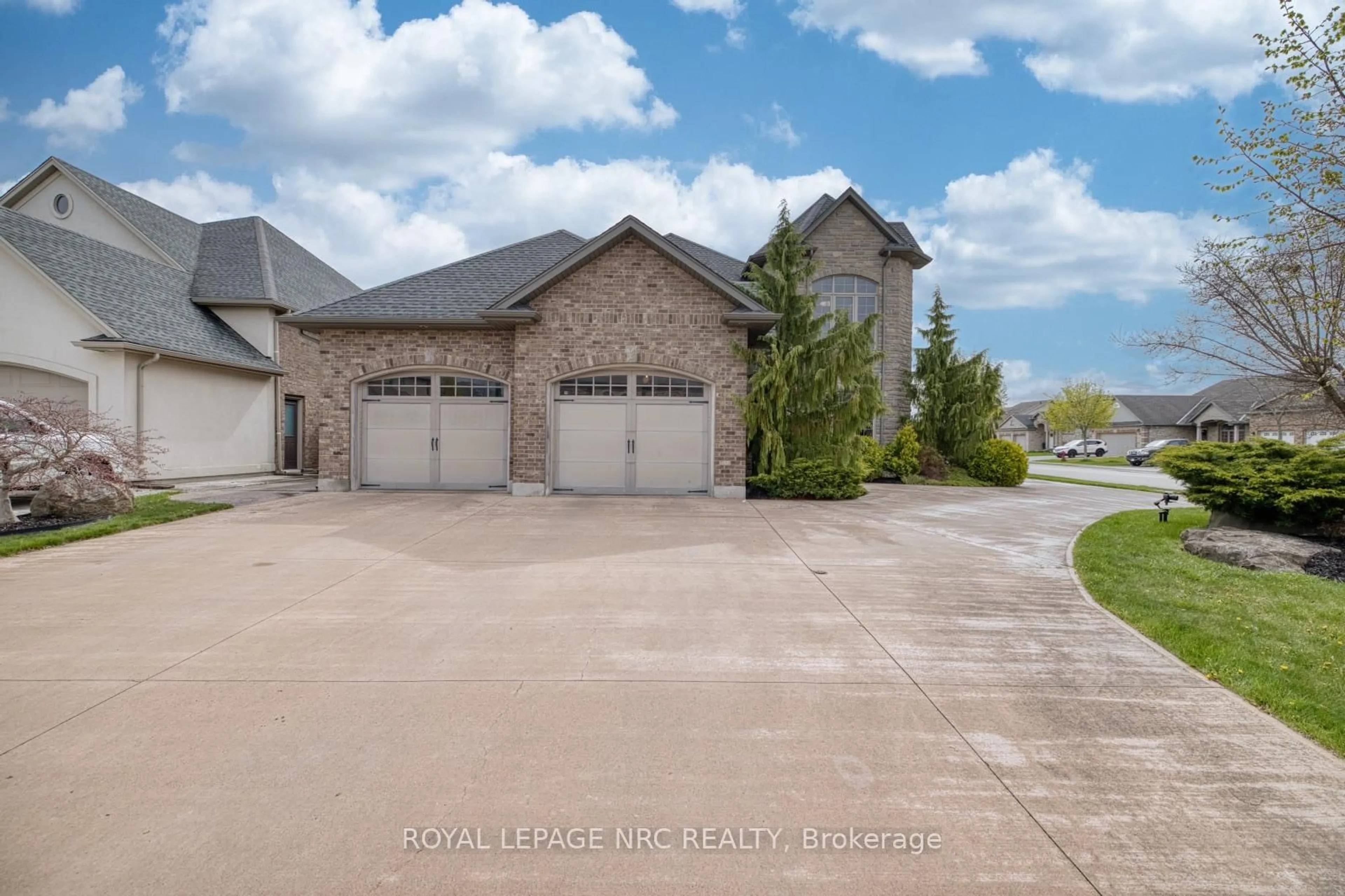 A pic from outside/outdoor area/front of a property/back of a property/a pic from drone, street for 8479 Forestview Blvd, Niagara Falls Ontario L2H 0B2