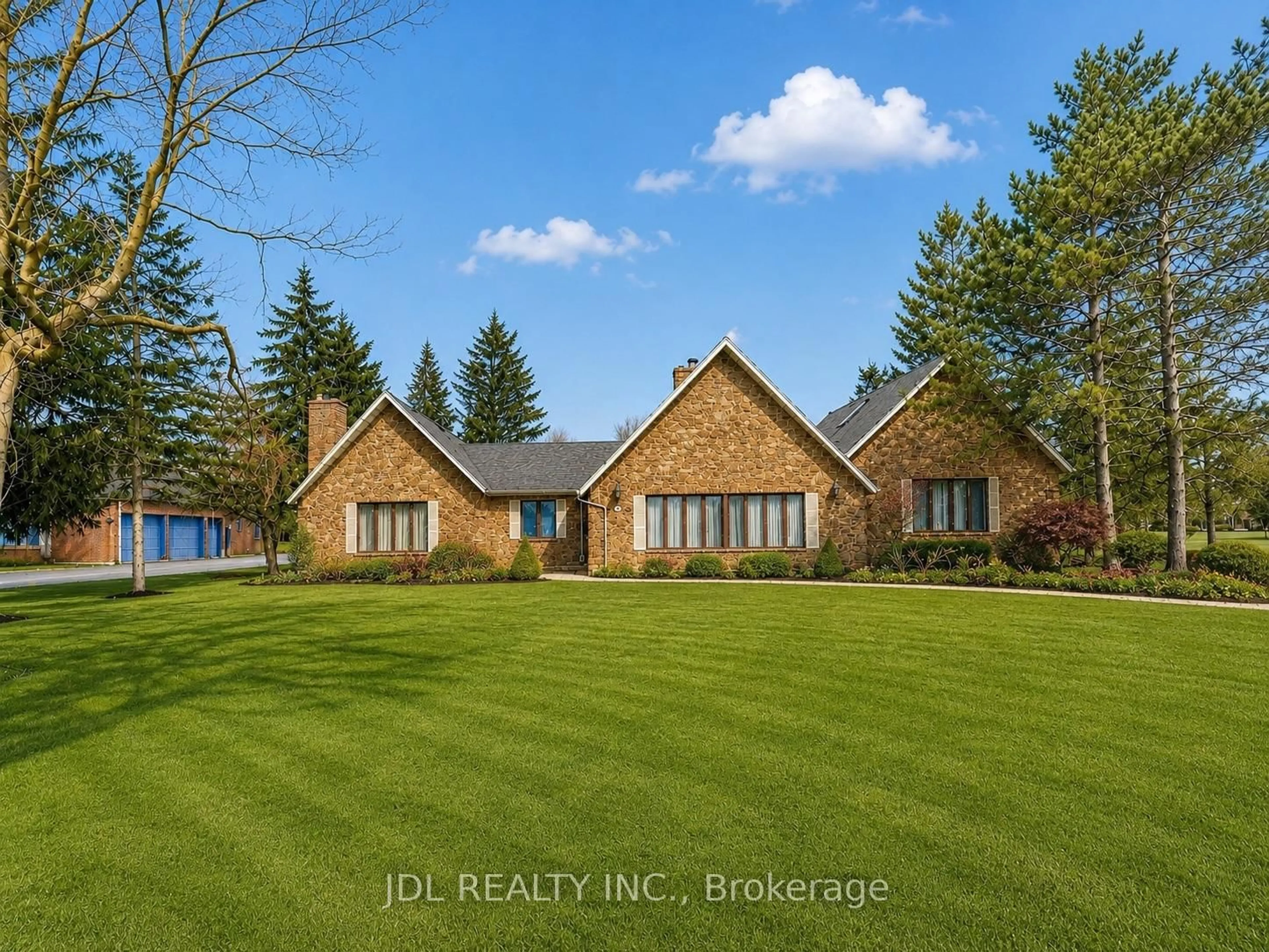 A pic from outside/outdoor area/front of a property/back of a property/a pic from drone, water/lake/river/ocean view for 2033 Niagara River Pkwy, Fort Erie Ontario L2A 5M4