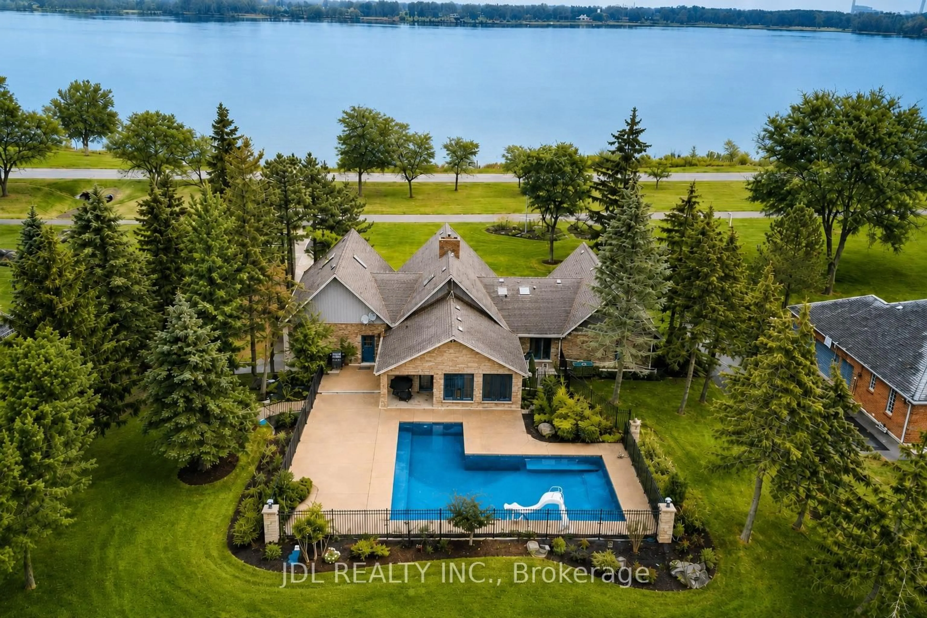 A pic from outside/outdoor area/front of a property/back of a property/a pic from drone, water/lake/river/ocean view for 2033 Niagara River Pkwy, Fort Erie Ontario L2A 5M4