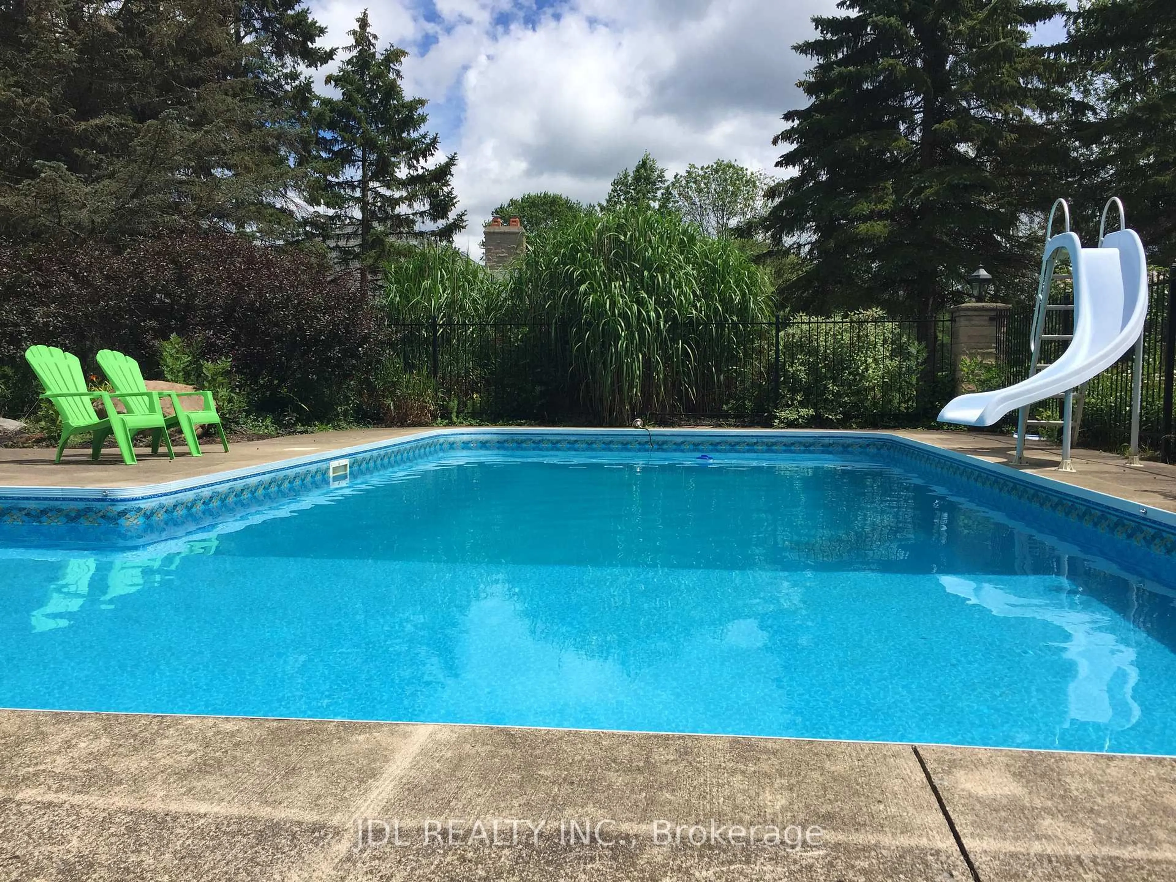 Pool for 2033 Niagara River Pkwy, Fort Erie Ontario L2A 5M4