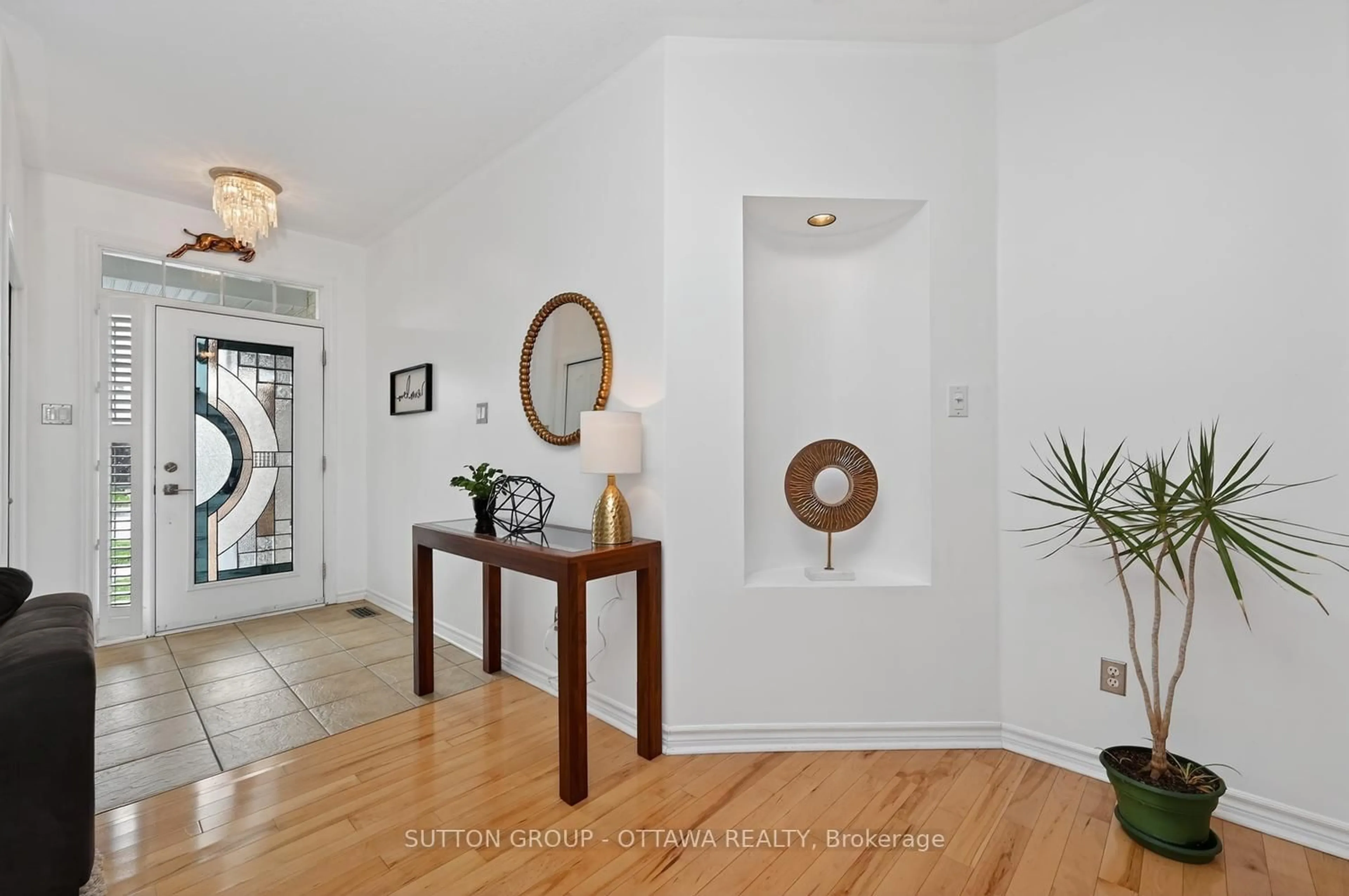 Indoor entryway for 4070 Canyon Walk Dr, Ottawa Ontario K1V 1W4