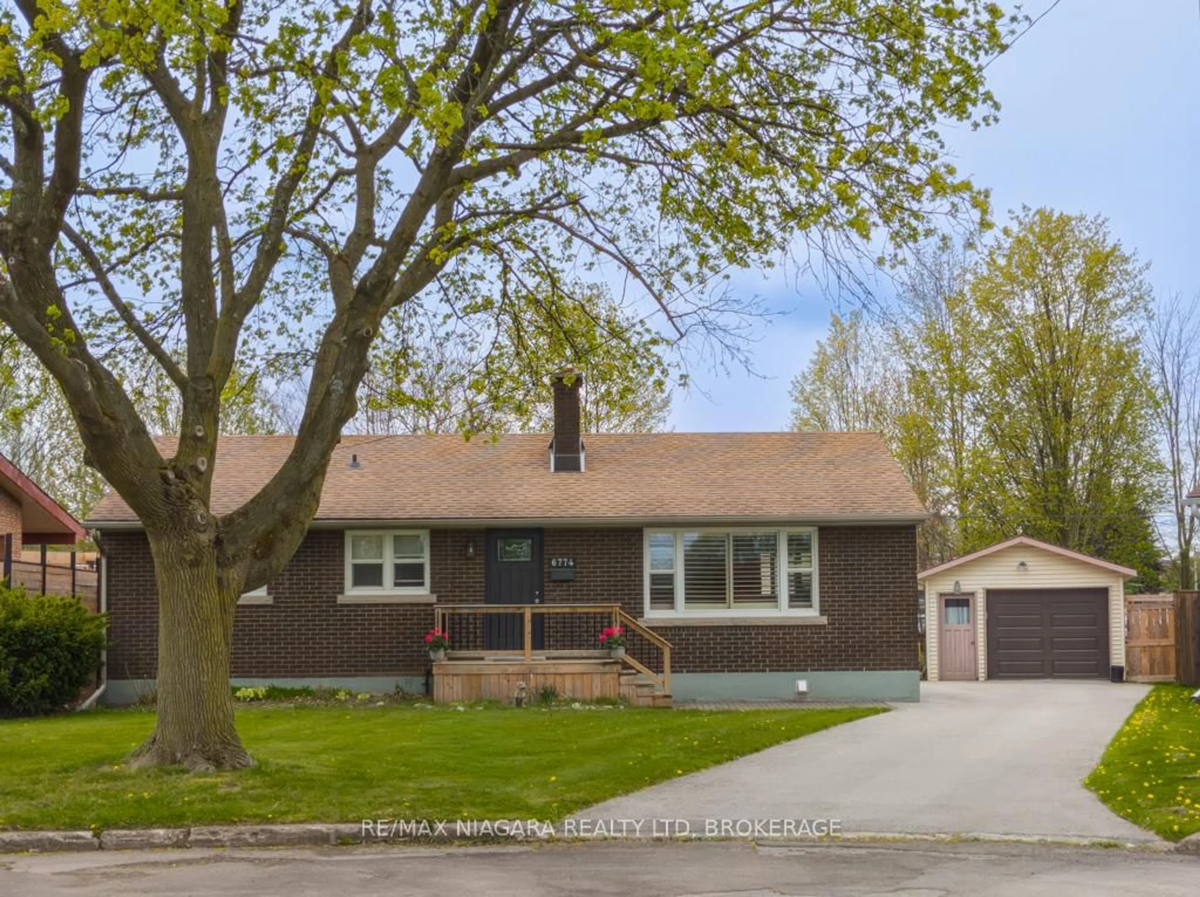 Home with vinyl exterior material, street for 6774 Glendoone St, Niagara Falls Ontario L2J 1G2