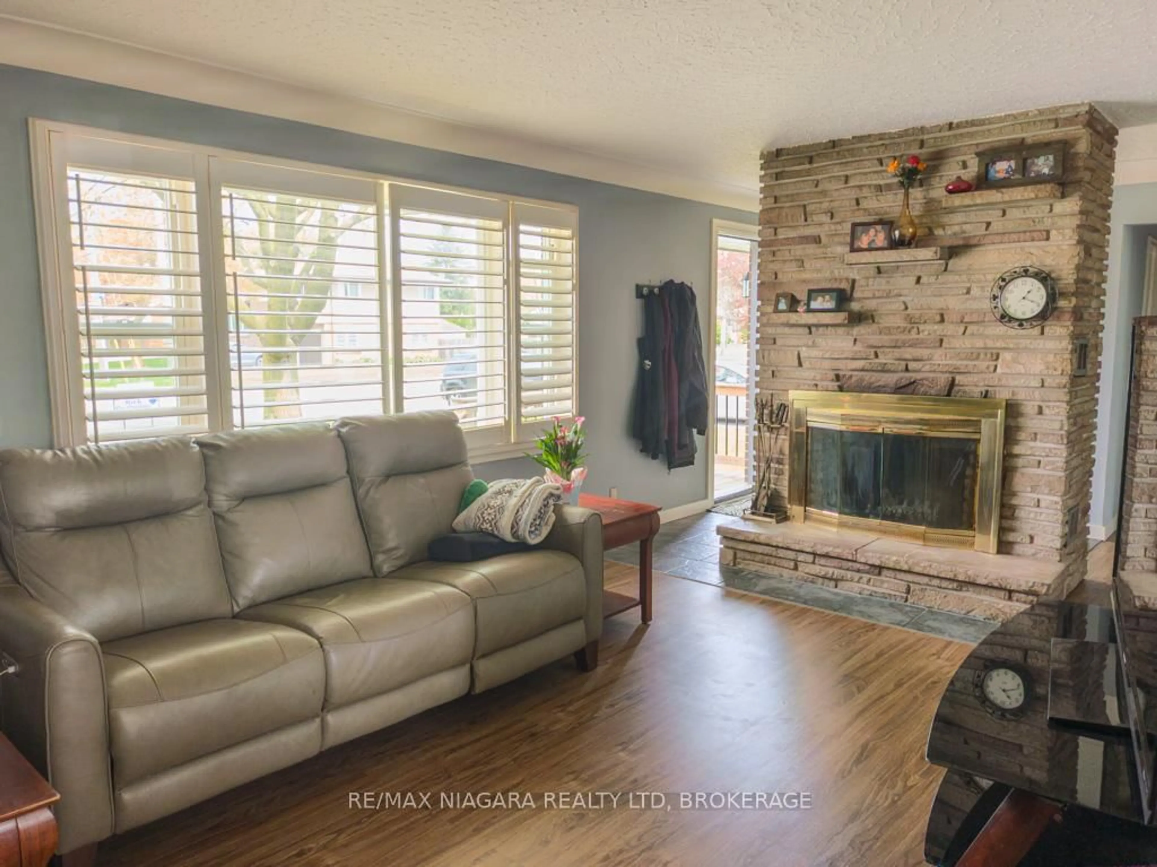 Living room with furniture, unknown for 6774 Glendoone St, Niagara Falls Ontario L2J 1G2