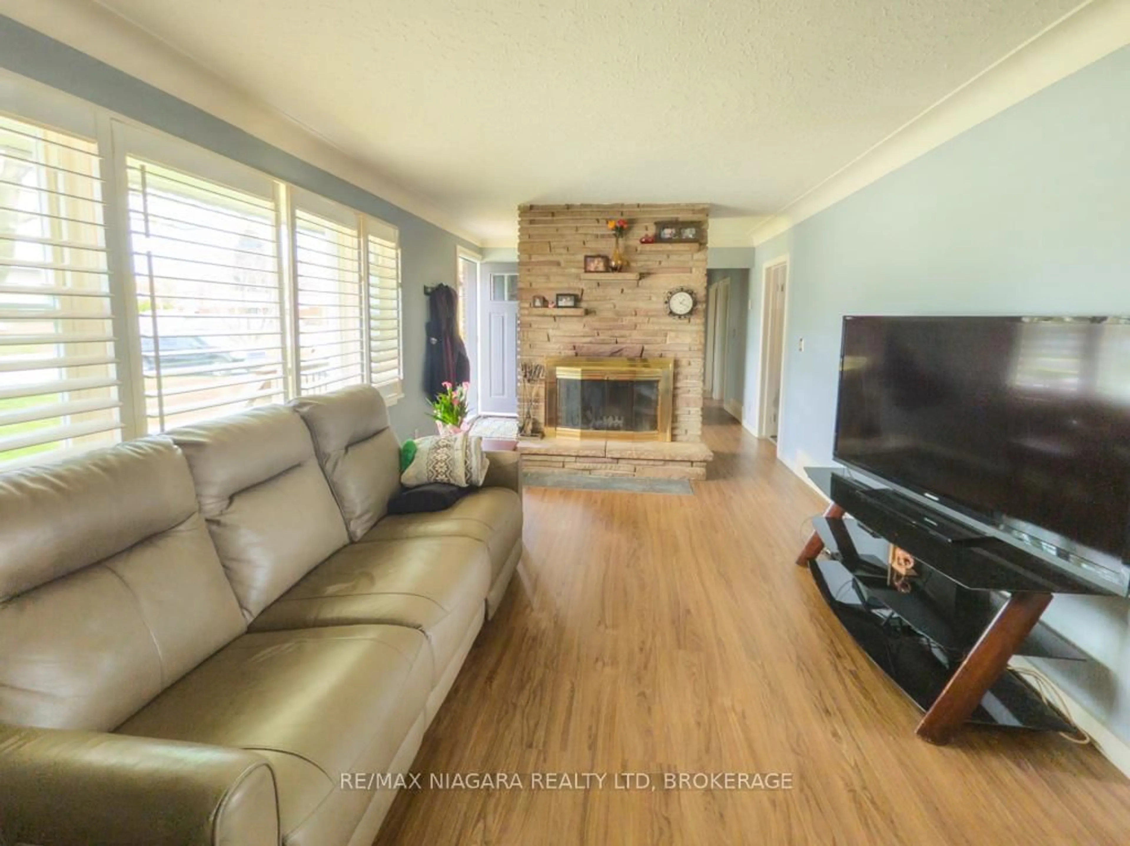 Living room with furniture, wood/laminate floor for 6774 Glendoone St, Niagara Falls Ontario L2J 1G2