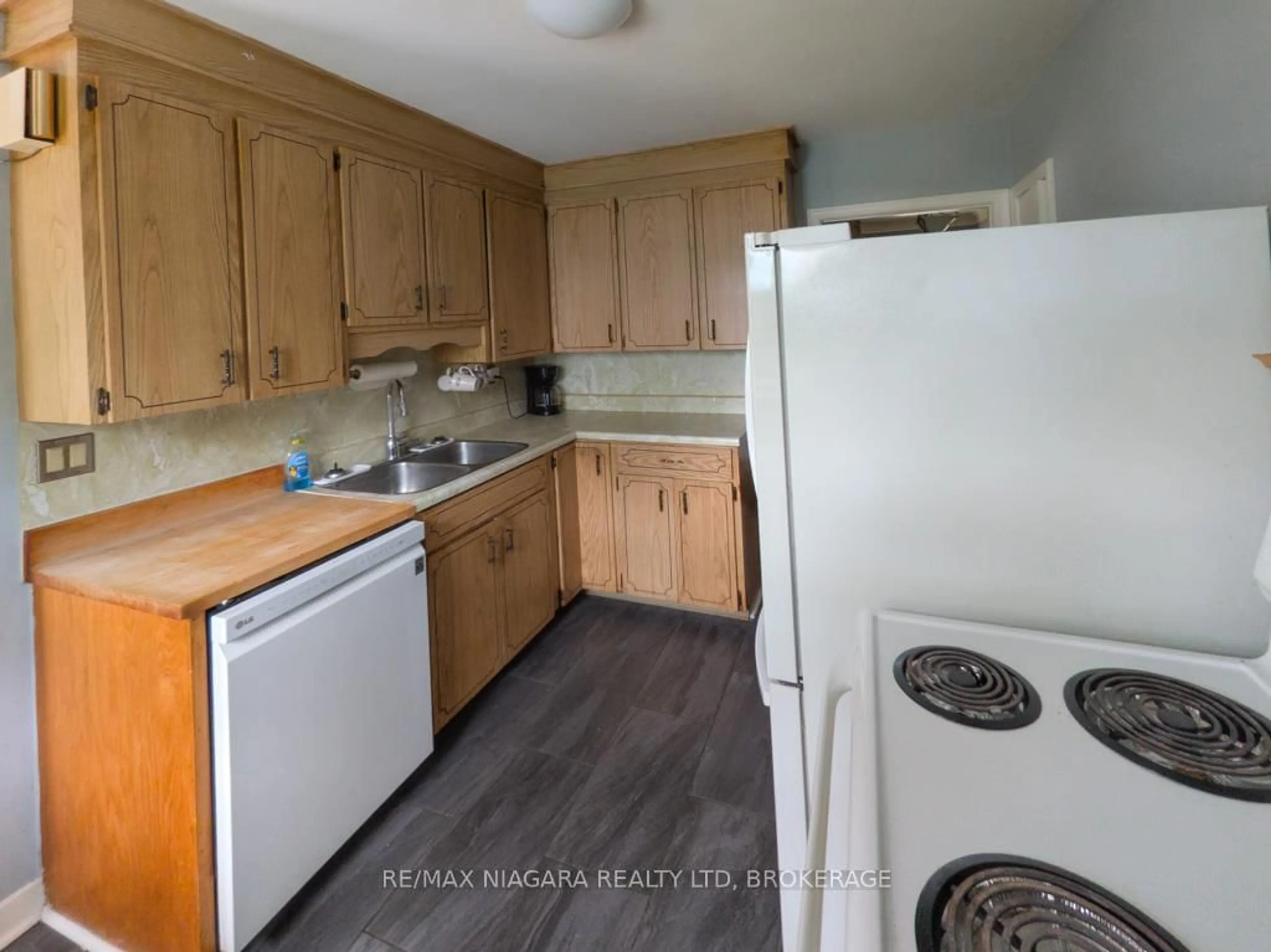 Standard kitchen, unknown for 6774 Glendoone St, Niagara Falls Ontario L2J 1G2