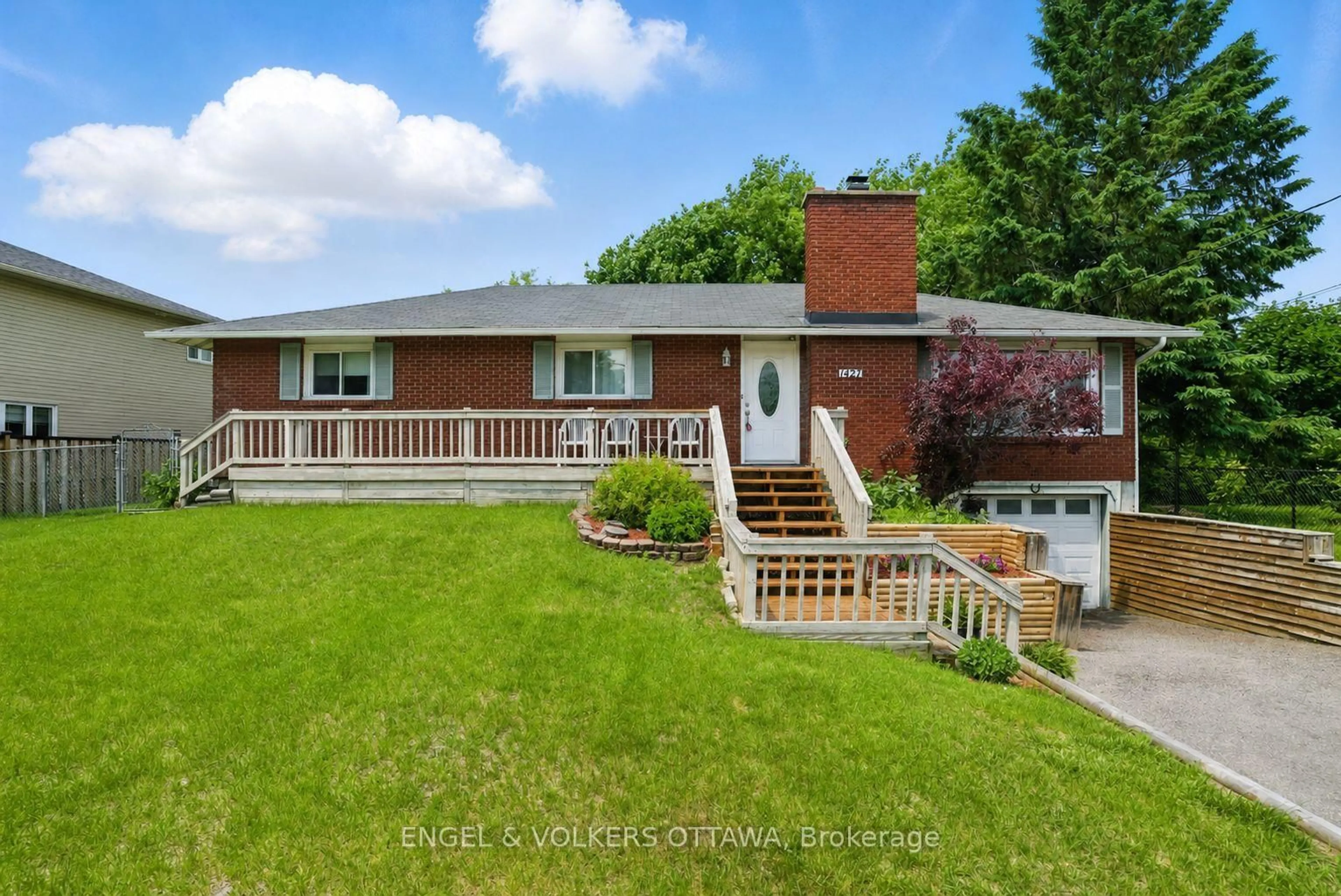 A pic from outside/outdoor area/front of a property/back of a property/a pic from drone, unknown for 1427 Rosebella Ave, Ottawa Ontario K1T 1E5