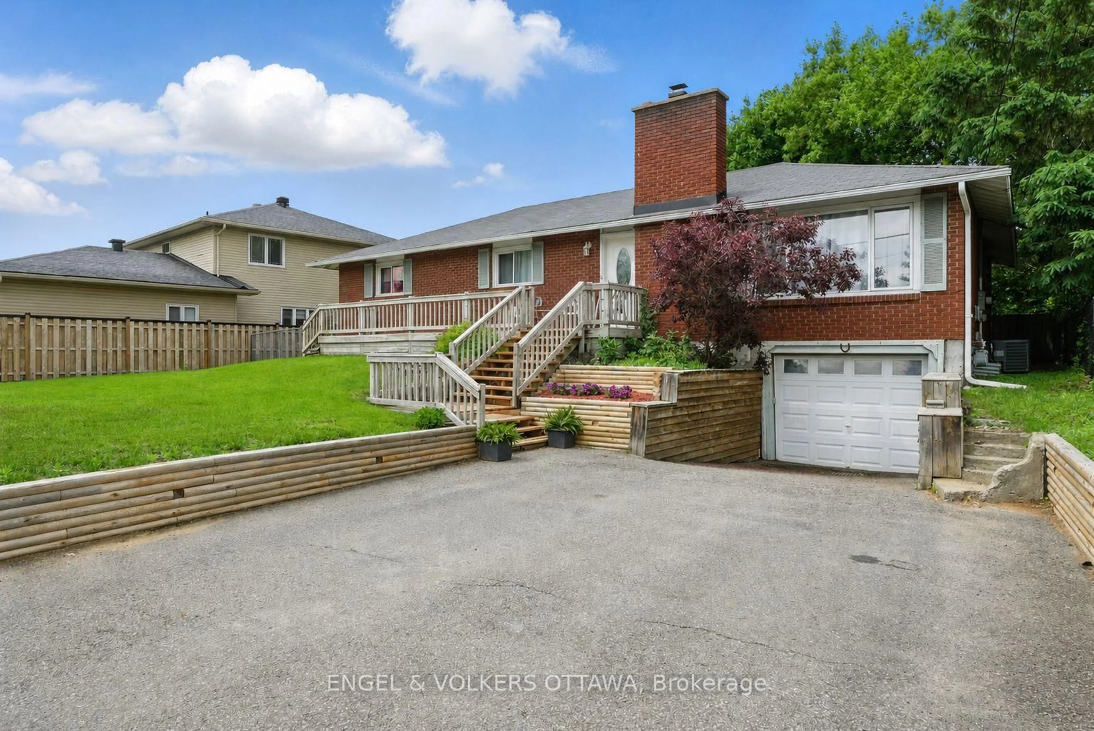 A pic from outside/outdoor area/front of a property/back of a property/a pic from drone, street for 1427 Rosebella Ave, Ottawa Ontario K1T 1E5