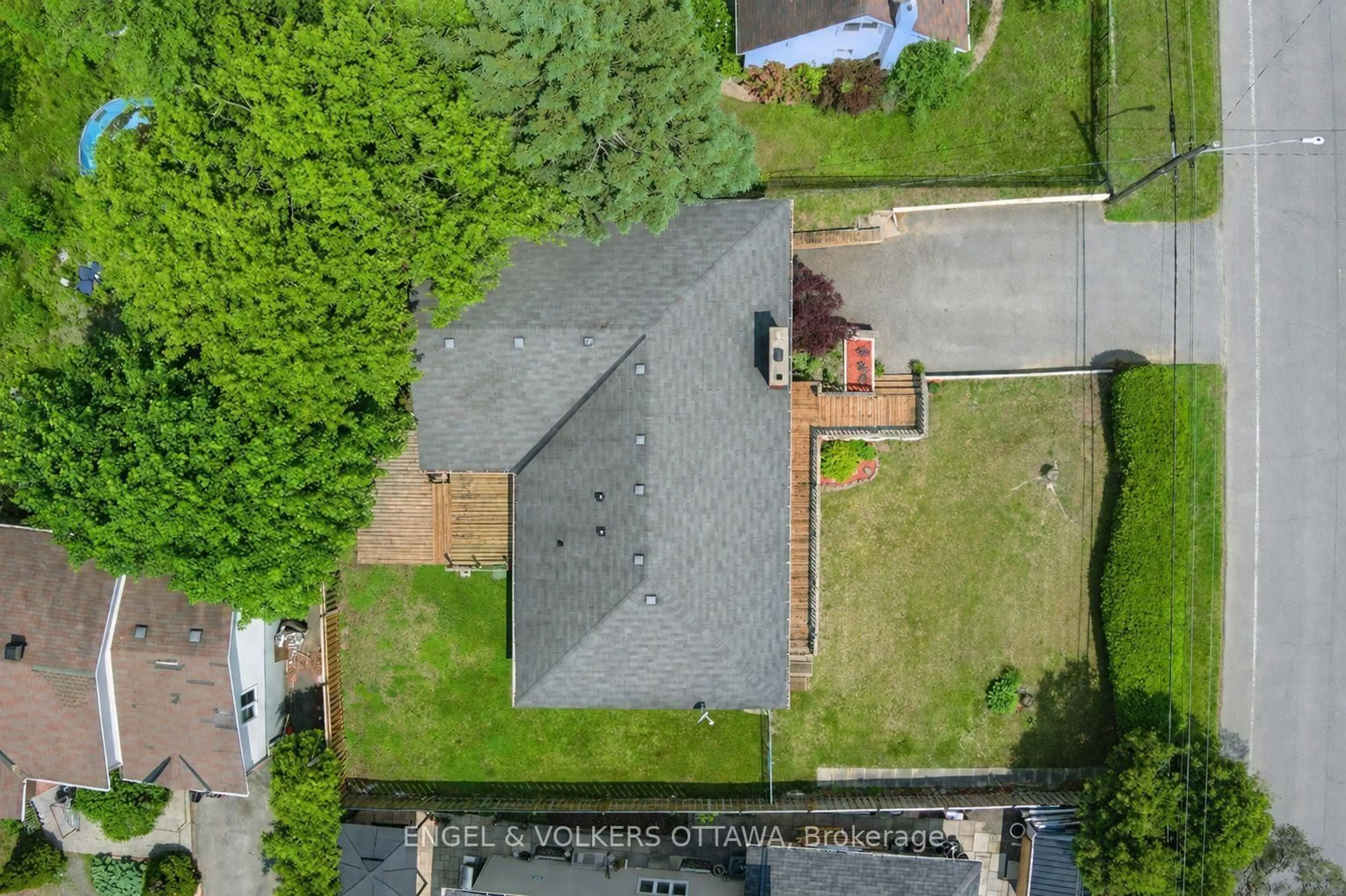 A pic from outside/outdoor area/front of a property/back of a property/a pic from drone, street for 1427 Rosebella Ave, Ottawa Ontario K1T 1E5