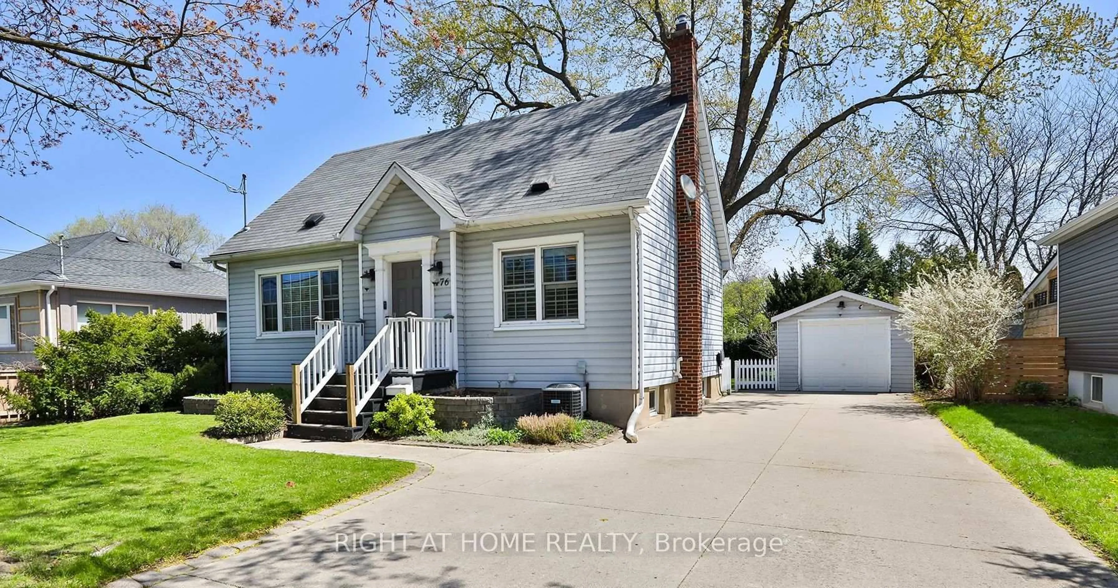 Home with vinyl exterior material, street for 476 GENEVA St, St. Catharines Ontario L2N 2H5