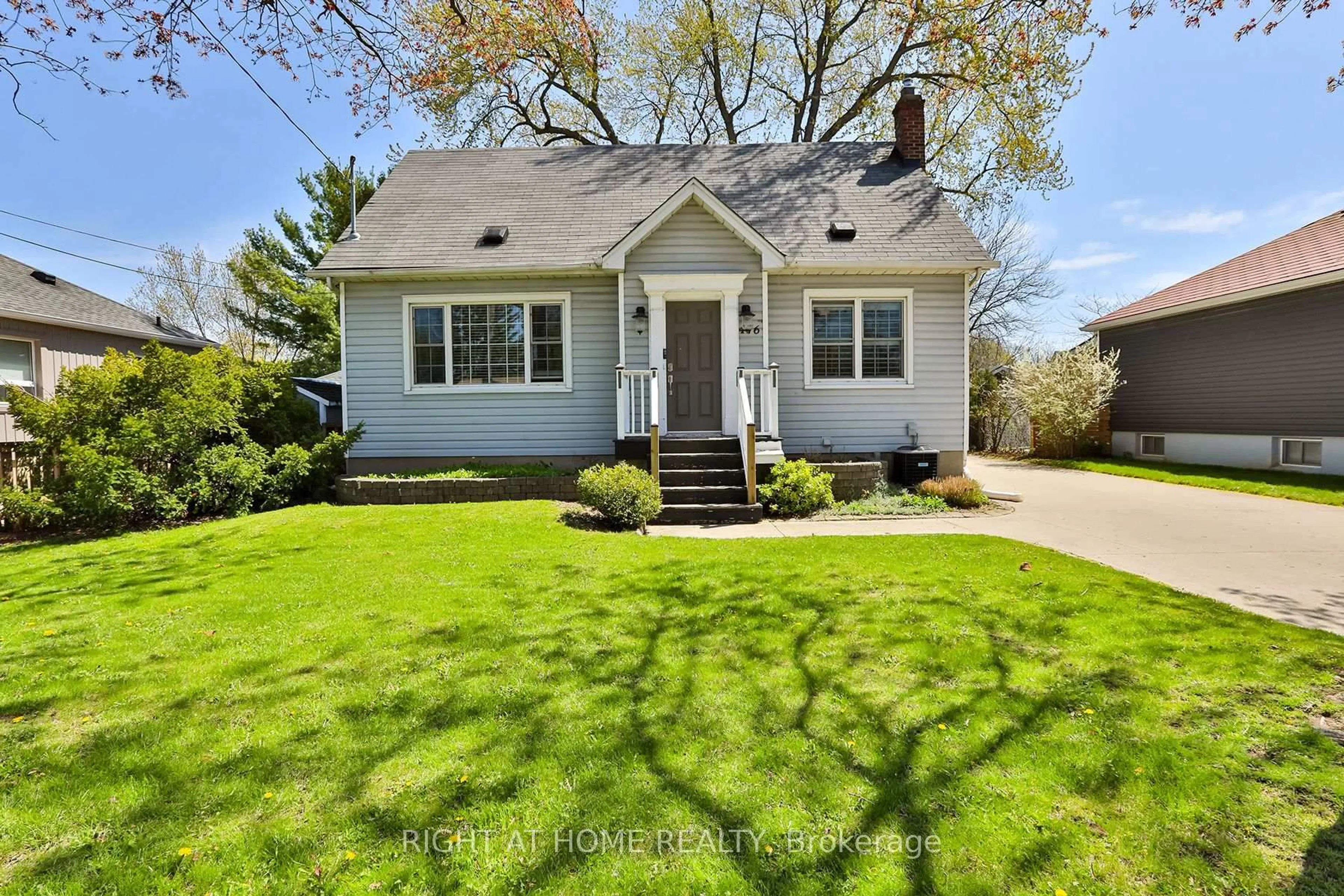 Home with vinyl exterior material, street for 476 GENEVA St, St. Catharines Ontario L2N 2H5