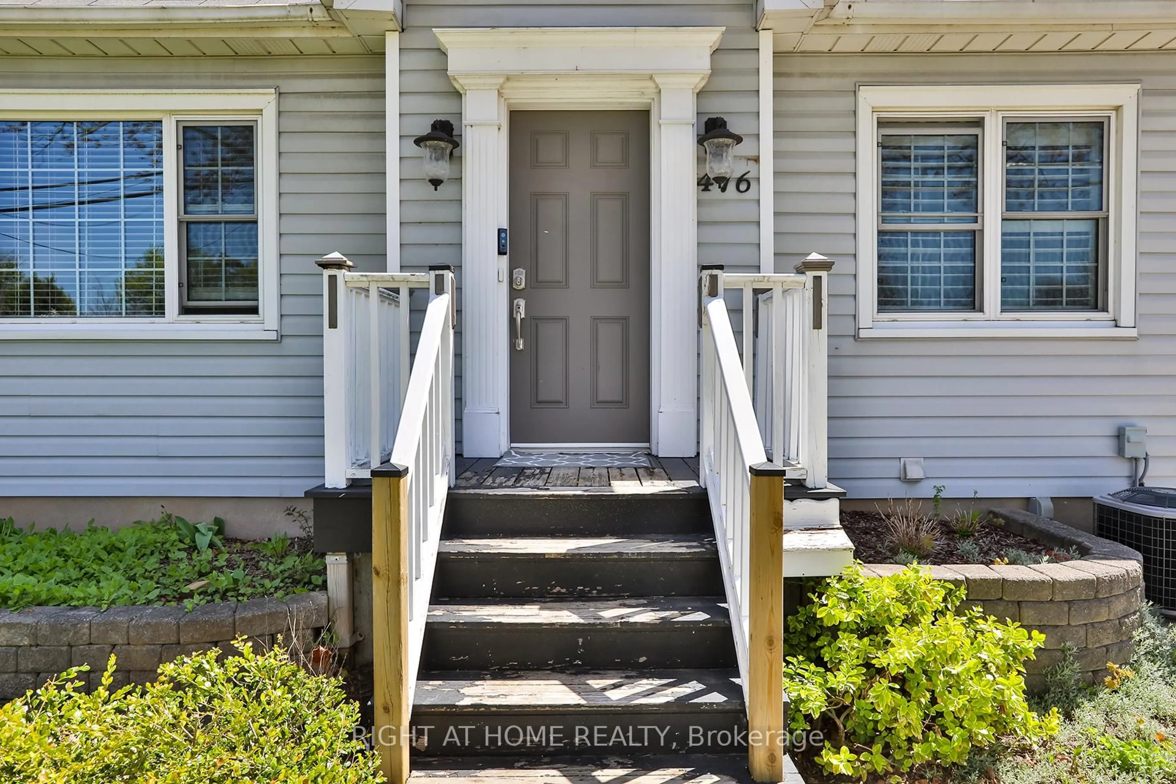 Indoor entryway for 476 GENEVA St, St. Catharines Ontario L2N 2H5