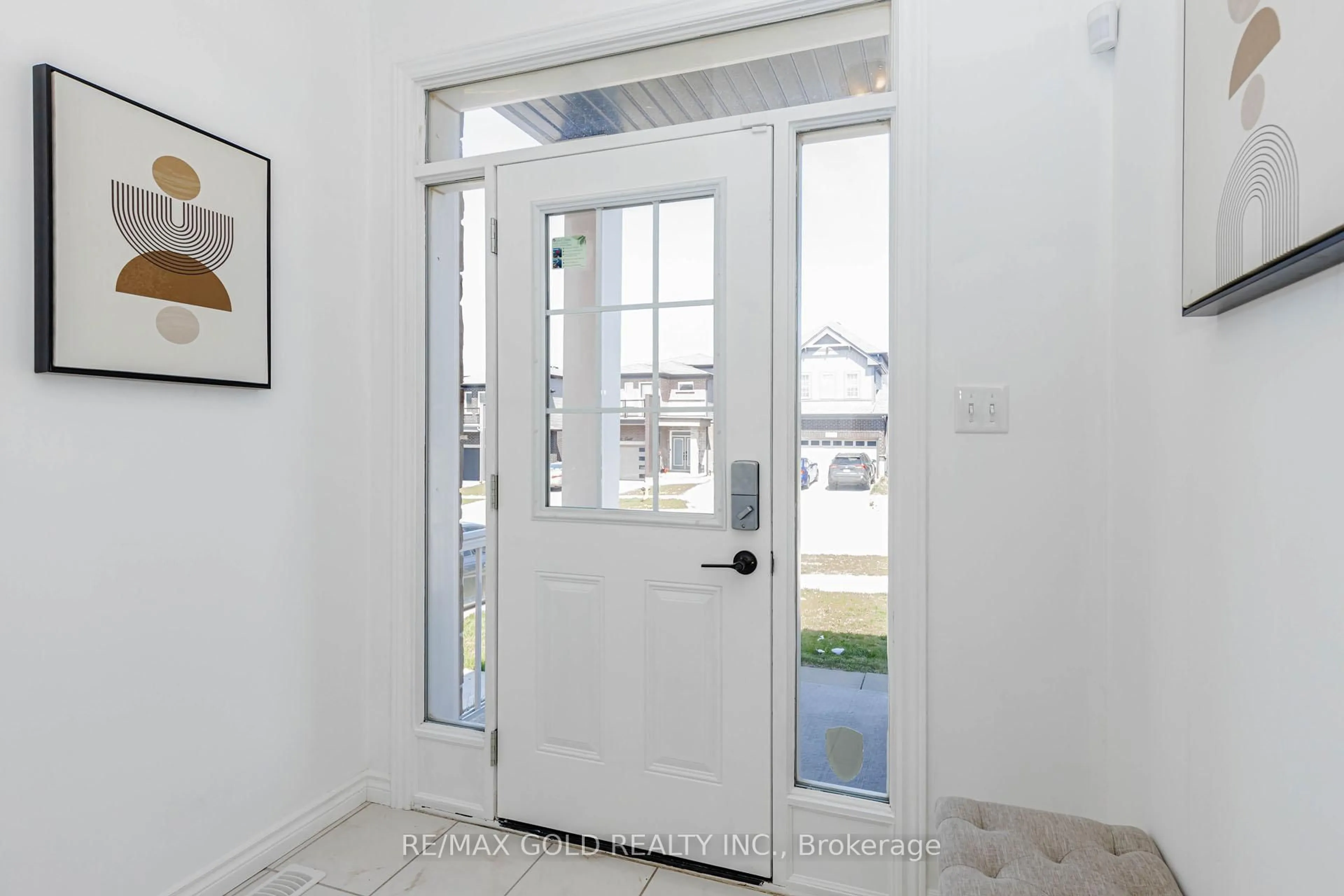 Indoor entryway for 60 Saddlebrook Crt, Kitchener Ontario N2R 0P6