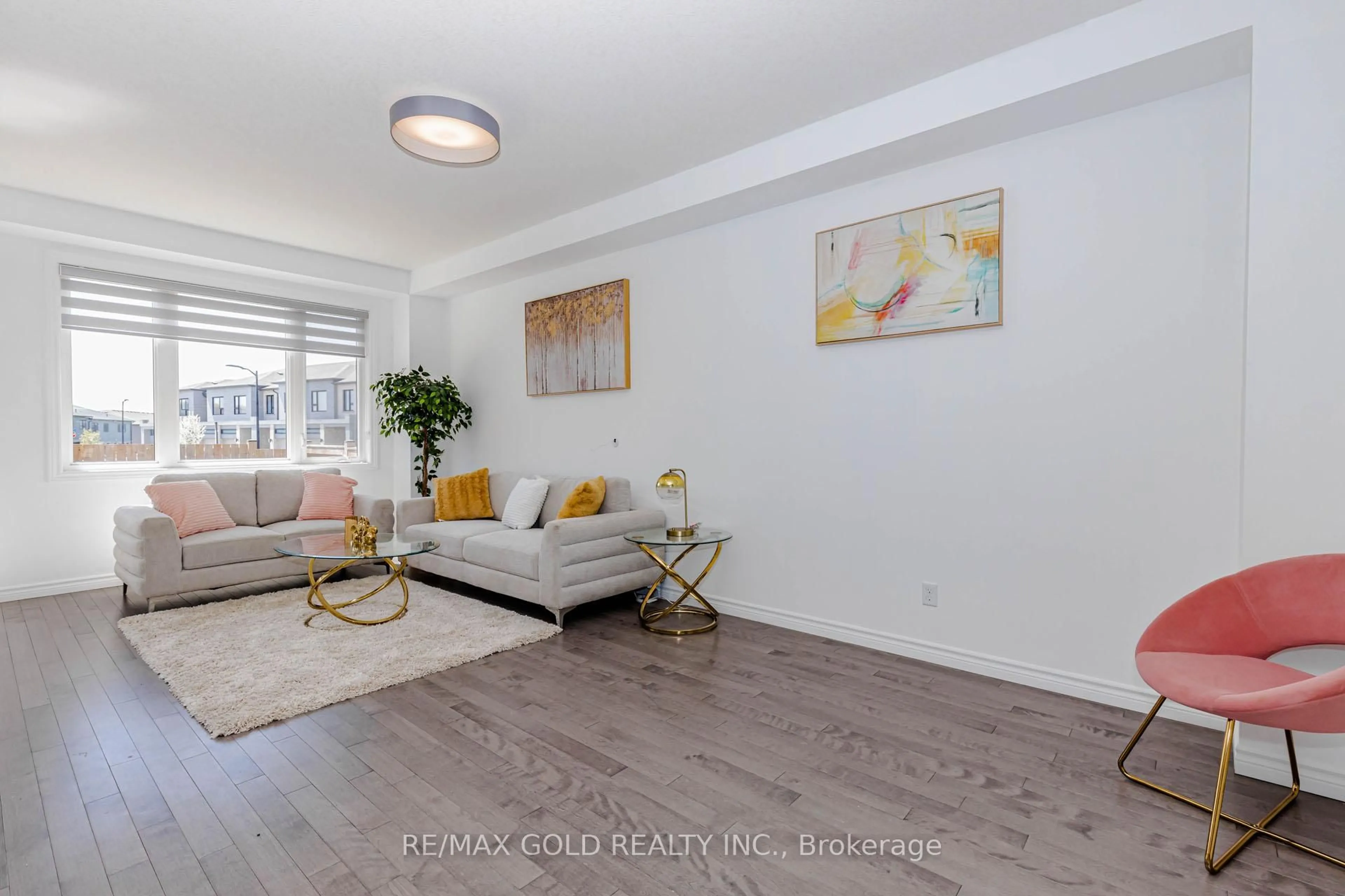 Living room with furniture, wood/laminate floor for 60 Saddlebrook Crt, Kitchener Ontario N2R 0P6