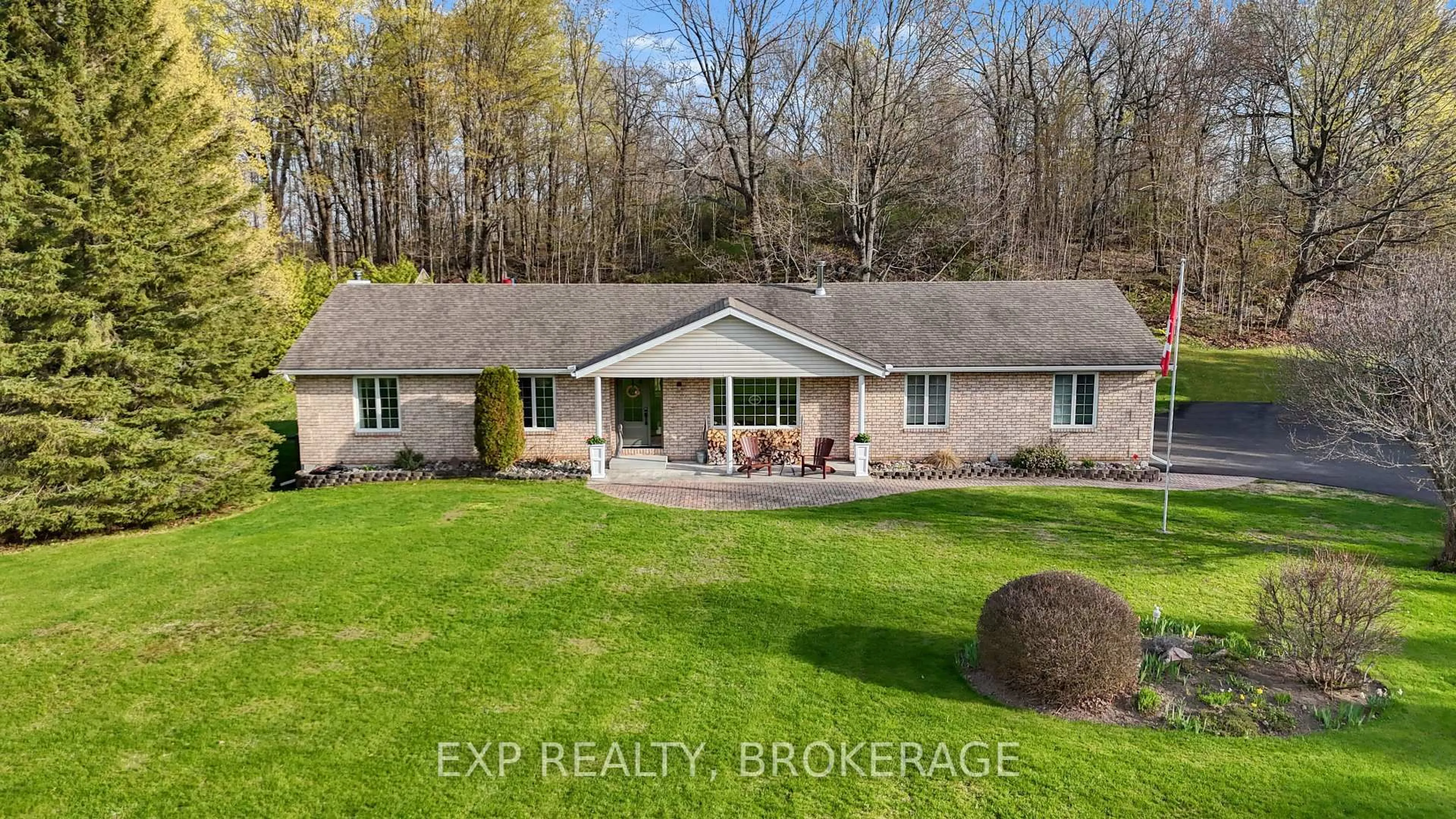 A pic from outside/outdoor area/front of a property/back of a property/a pic from drone, building for 487 COUNTY 2 Rd, Front of Leeds & Seeleys Bay Ontario K7G 2V4