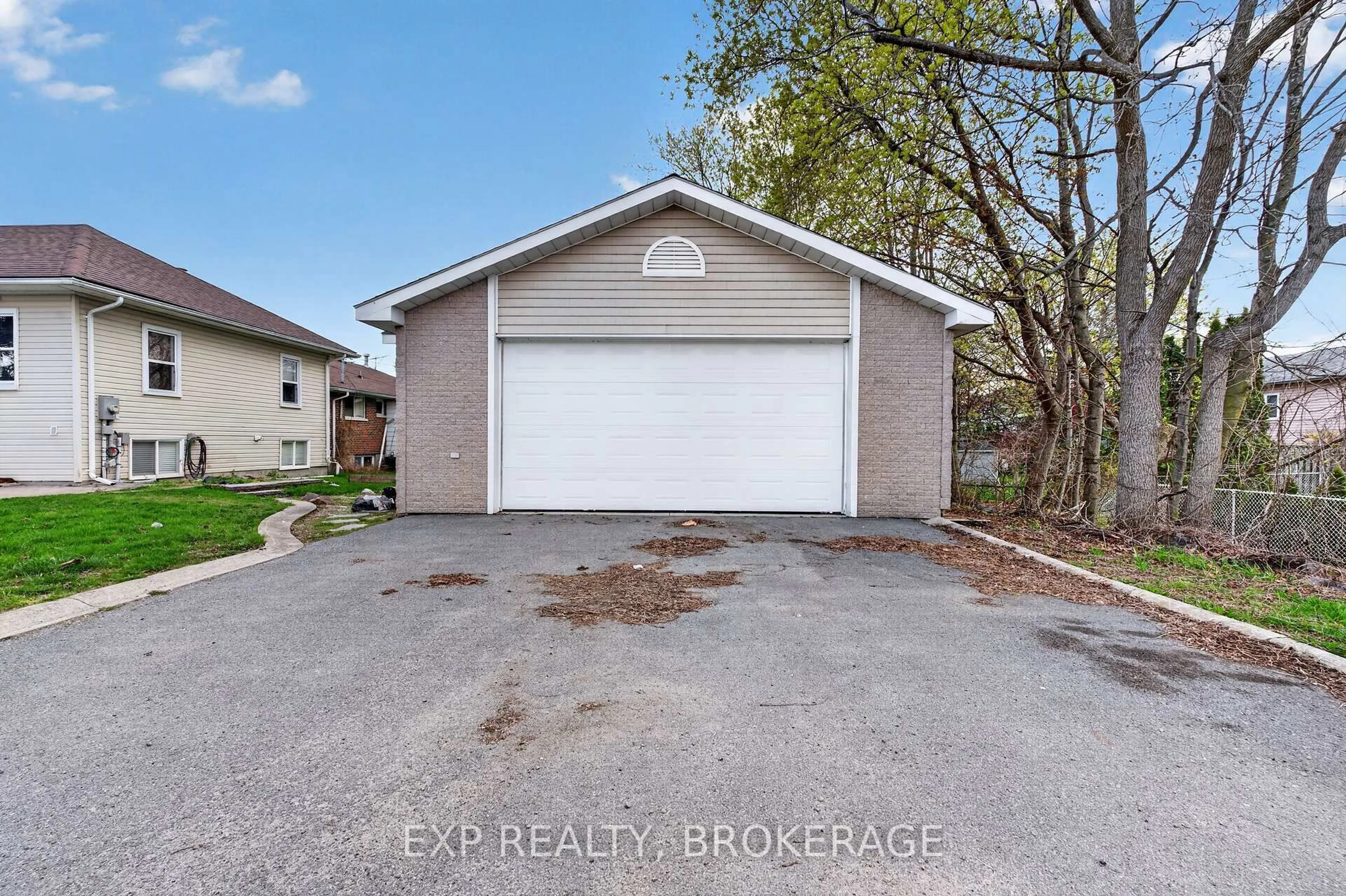 Indoor garage for 300 HERBERT St, Gananoque Ontario K7G 3G3