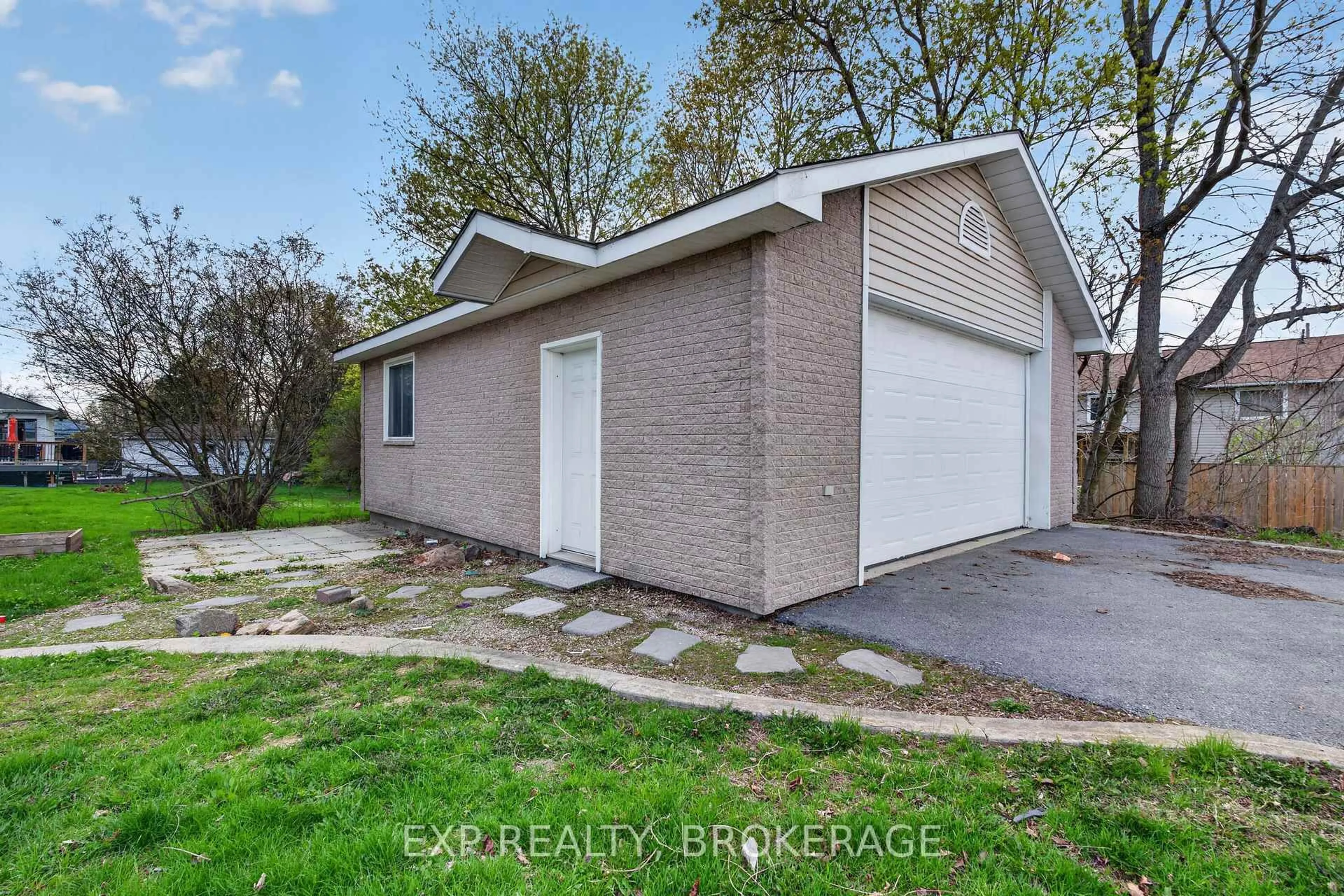 Unknown for 300 HERBERT St, Gananoque Ontario K7G 3G3