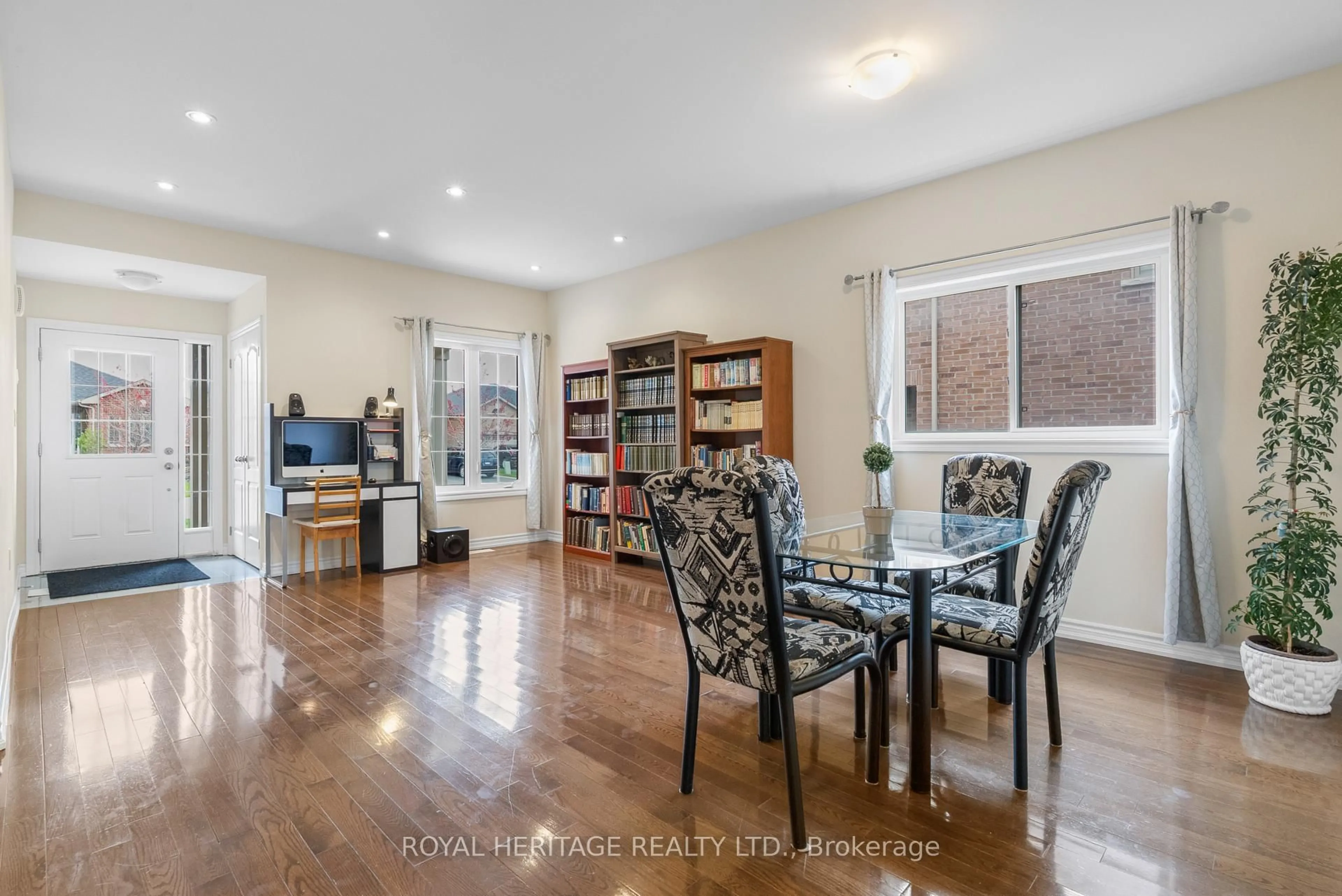 Dining room, wood/laminate floor for 141 Springdale Dr, Kawartha Lakes Ontario K9V 0N1
