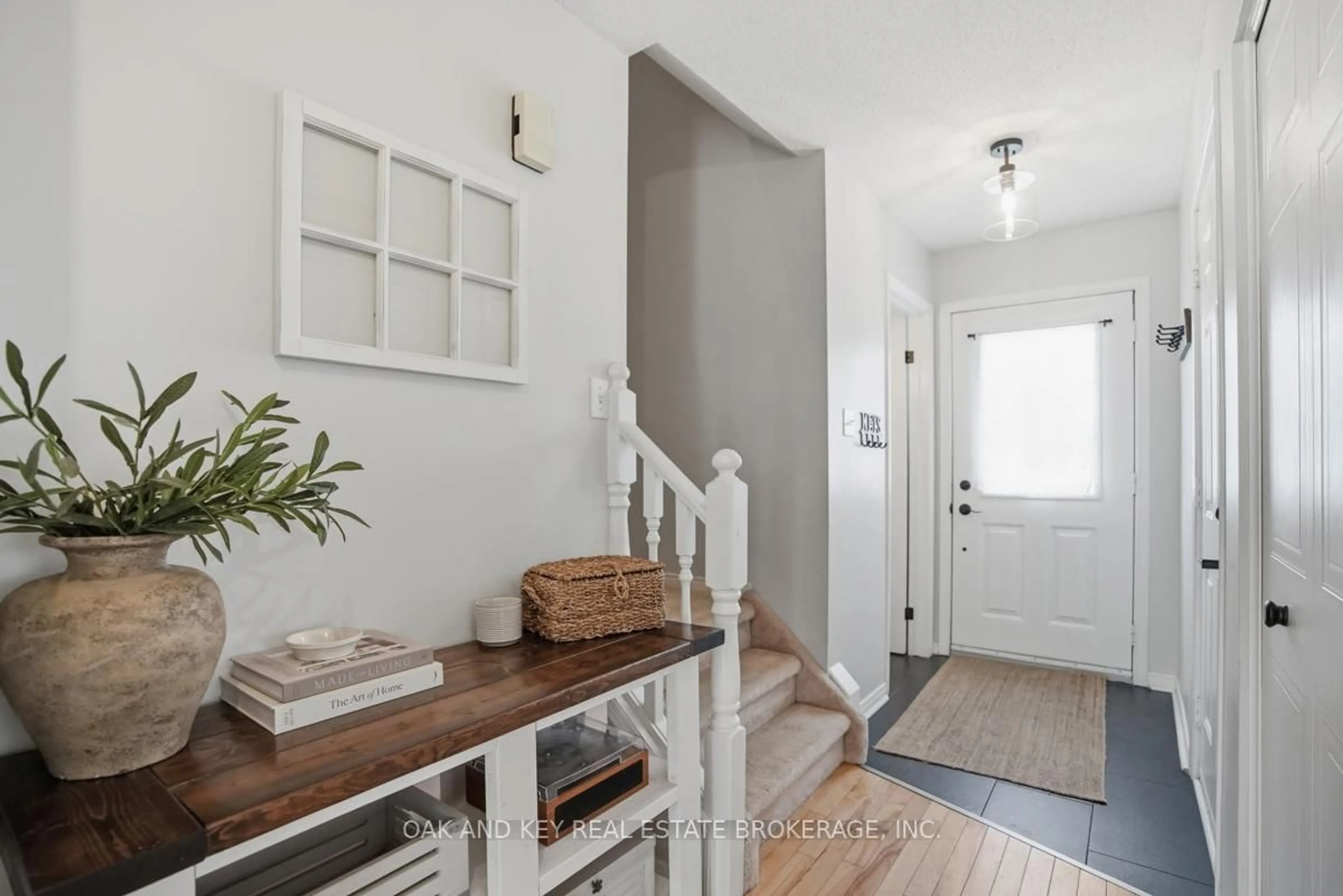 Indoor entryway for 833 Deveron Cres, London South Ontario N5Z 5B4