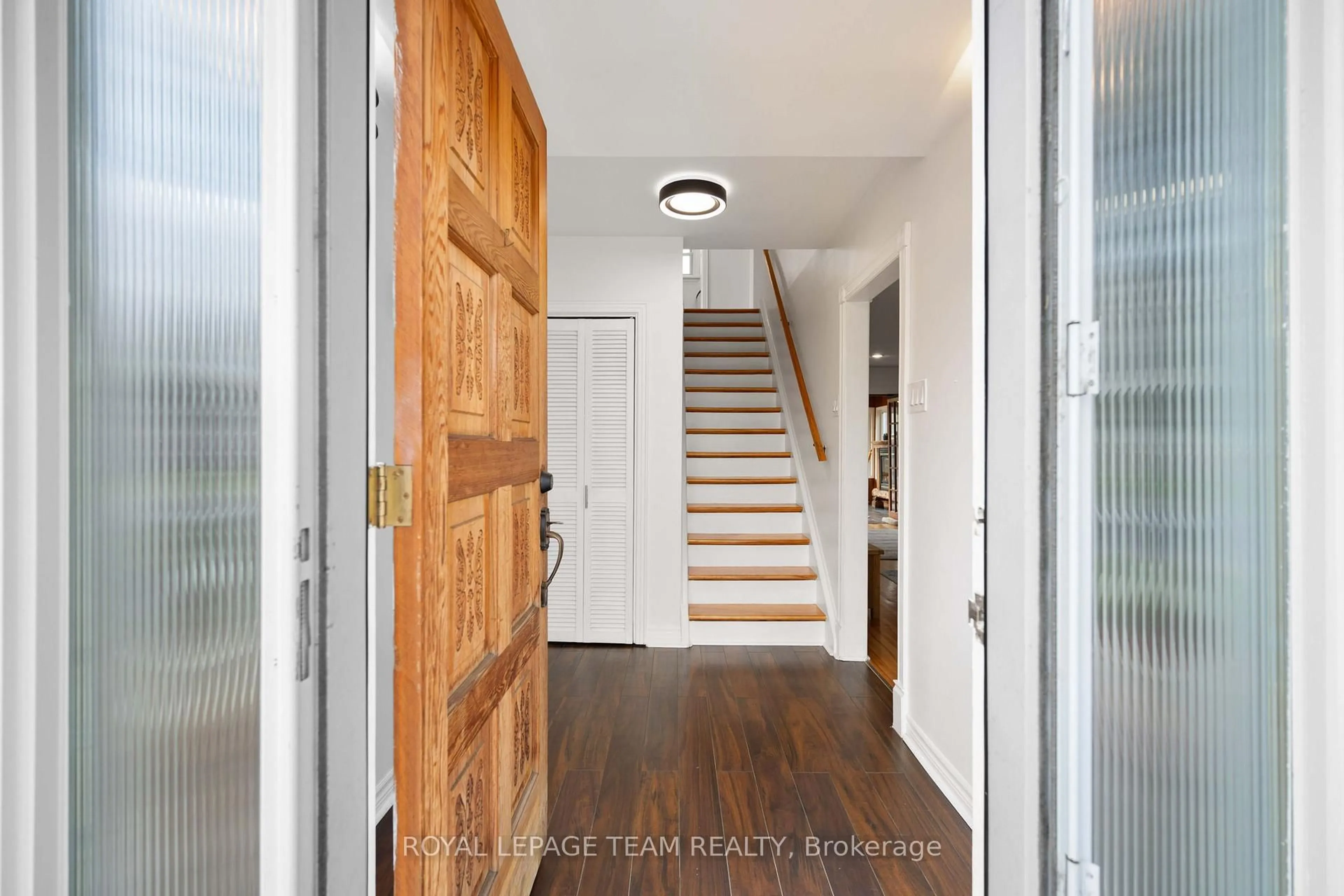 Indoor entryway for 340 Spartan Ave, Ottawa Ontario K1K 1J8