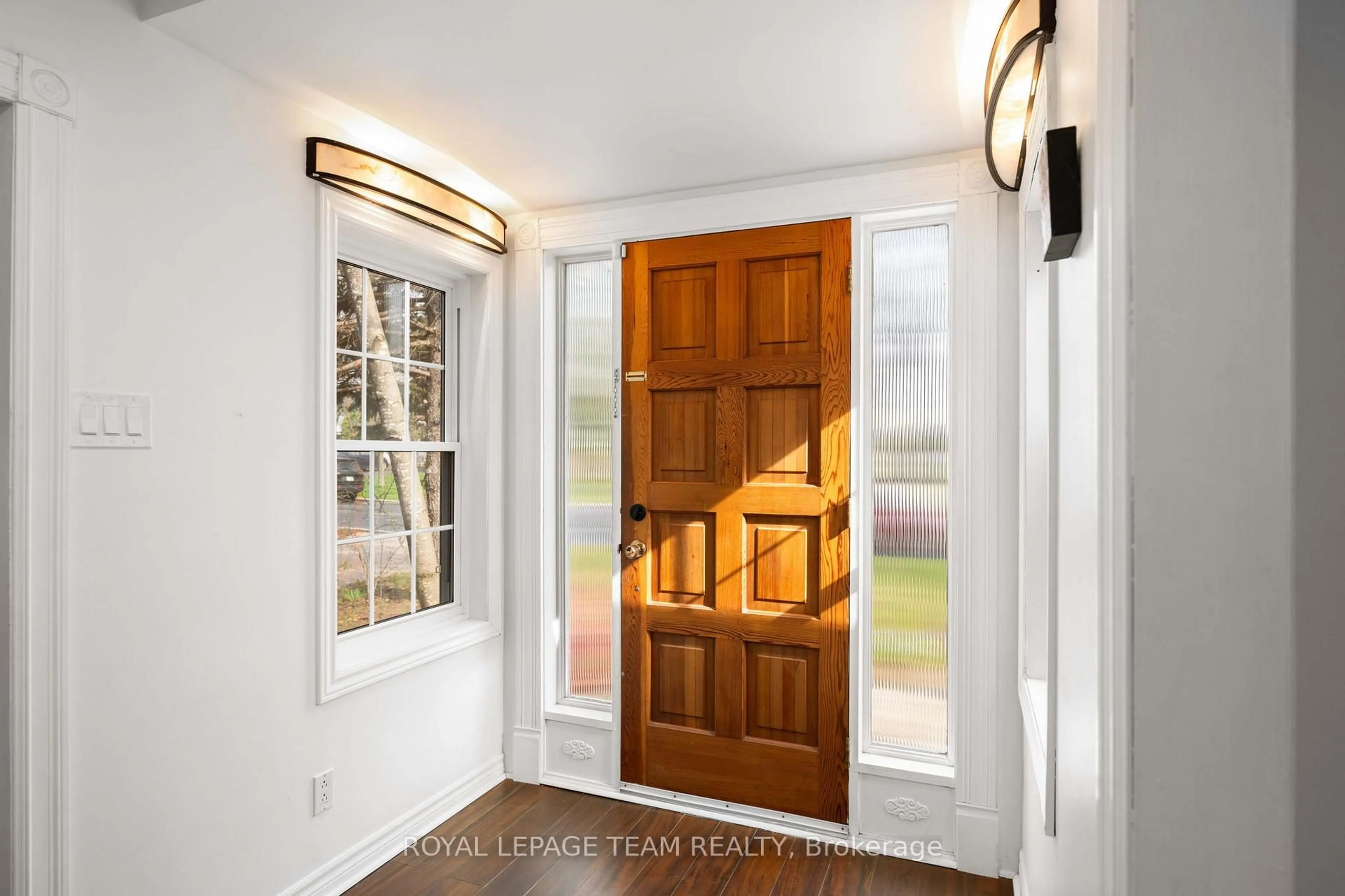 Indoor entryway for 340 Spartan Ave, Ottawa Ontario K1K 1J8