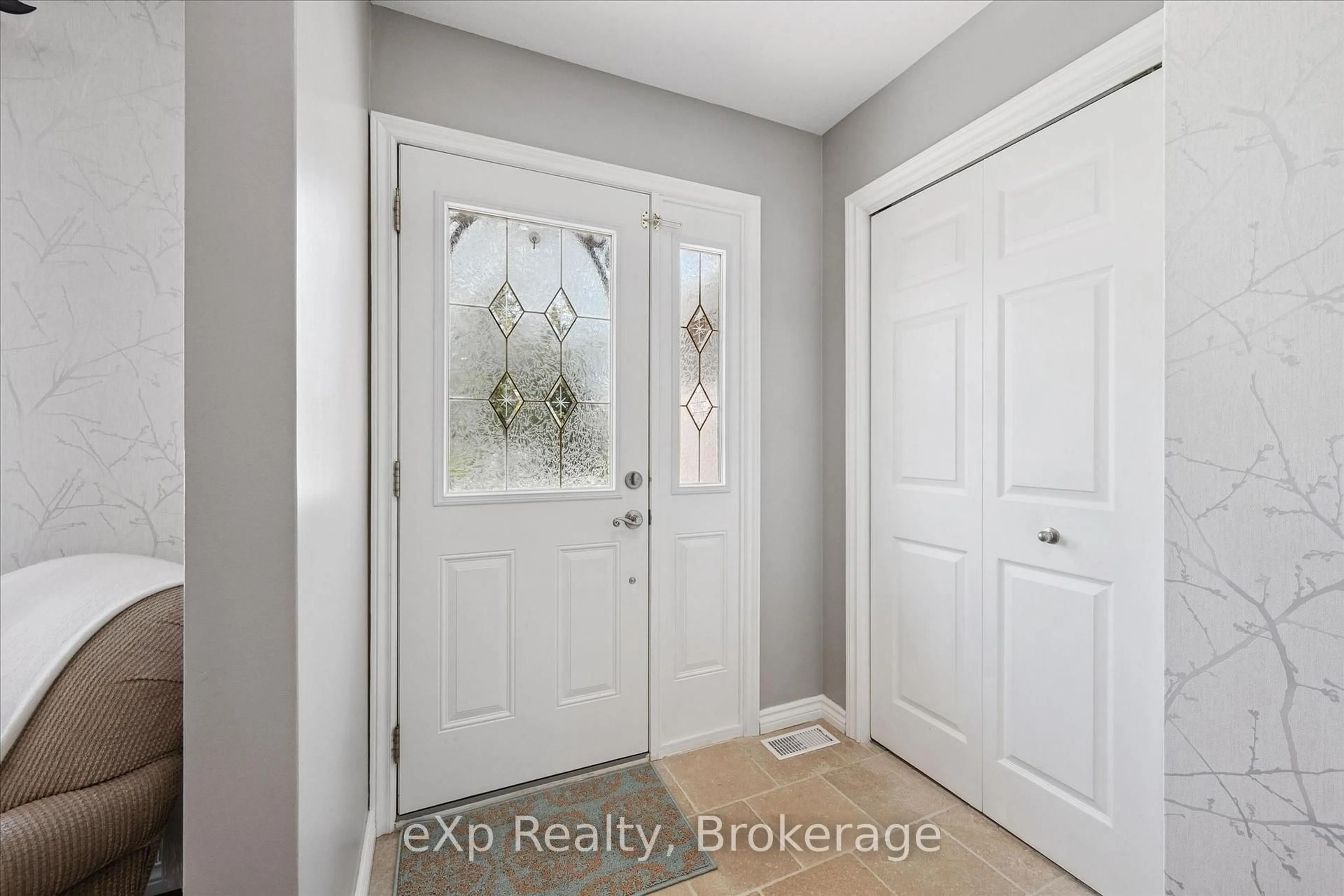 Indoor entryway for 4 Peartree Cres, Guelph Ontario N1H 8K6