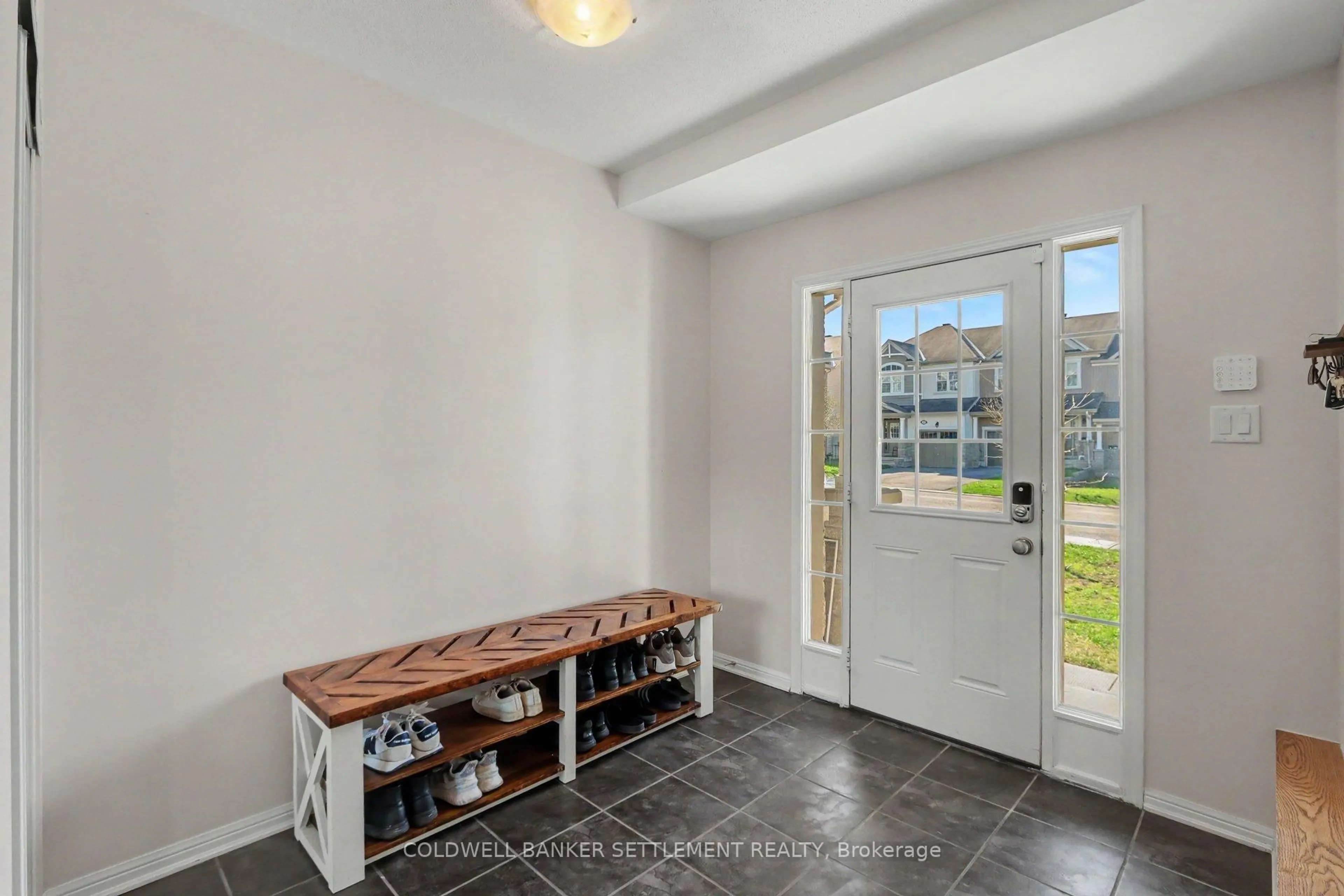 Indoor entryway for 144 Battersea Cres, Kanata Ontario K2T 0C5