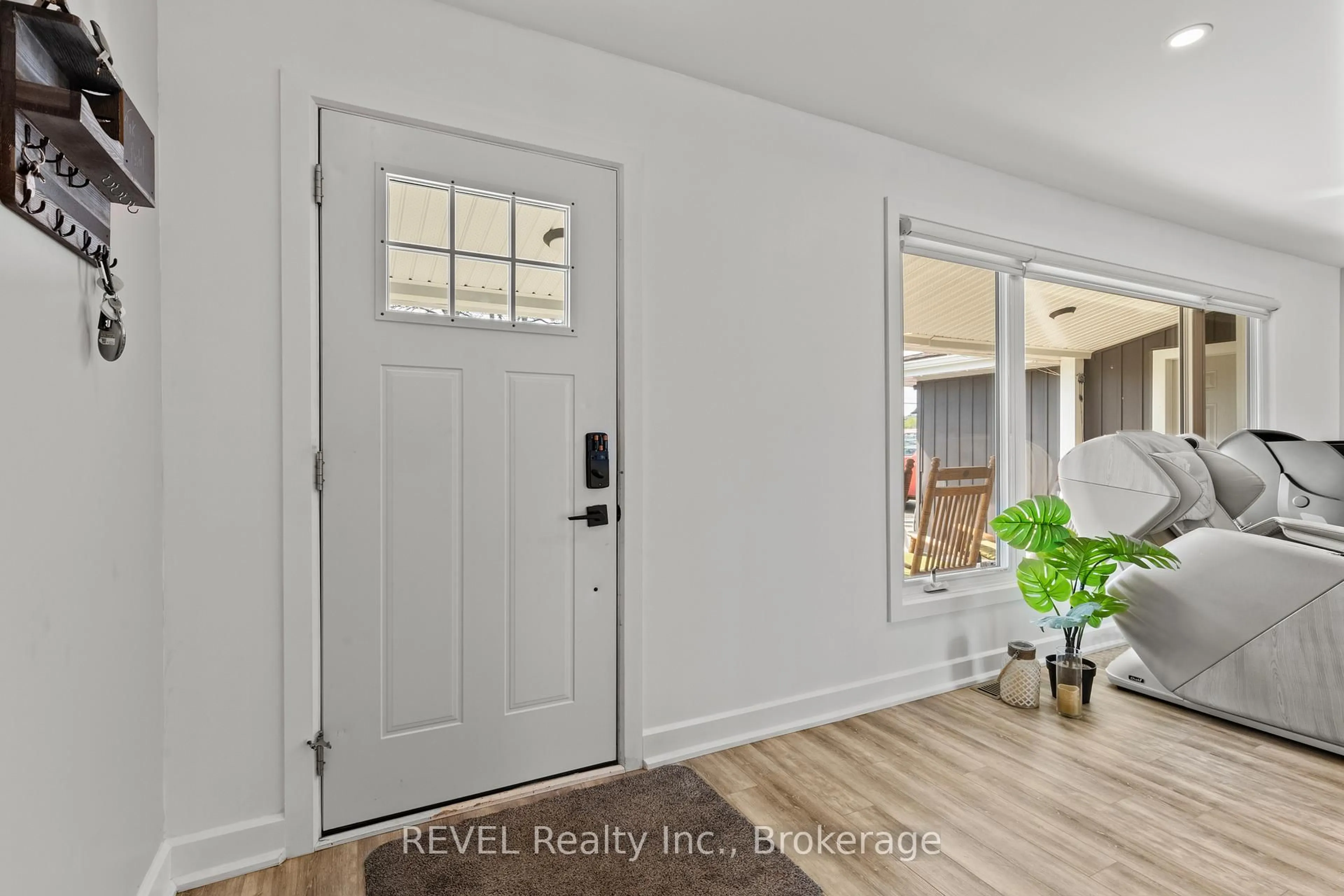Indoor entryway for 3290 SWITCH Rd, Fort Erie Ontario L0S 1S0