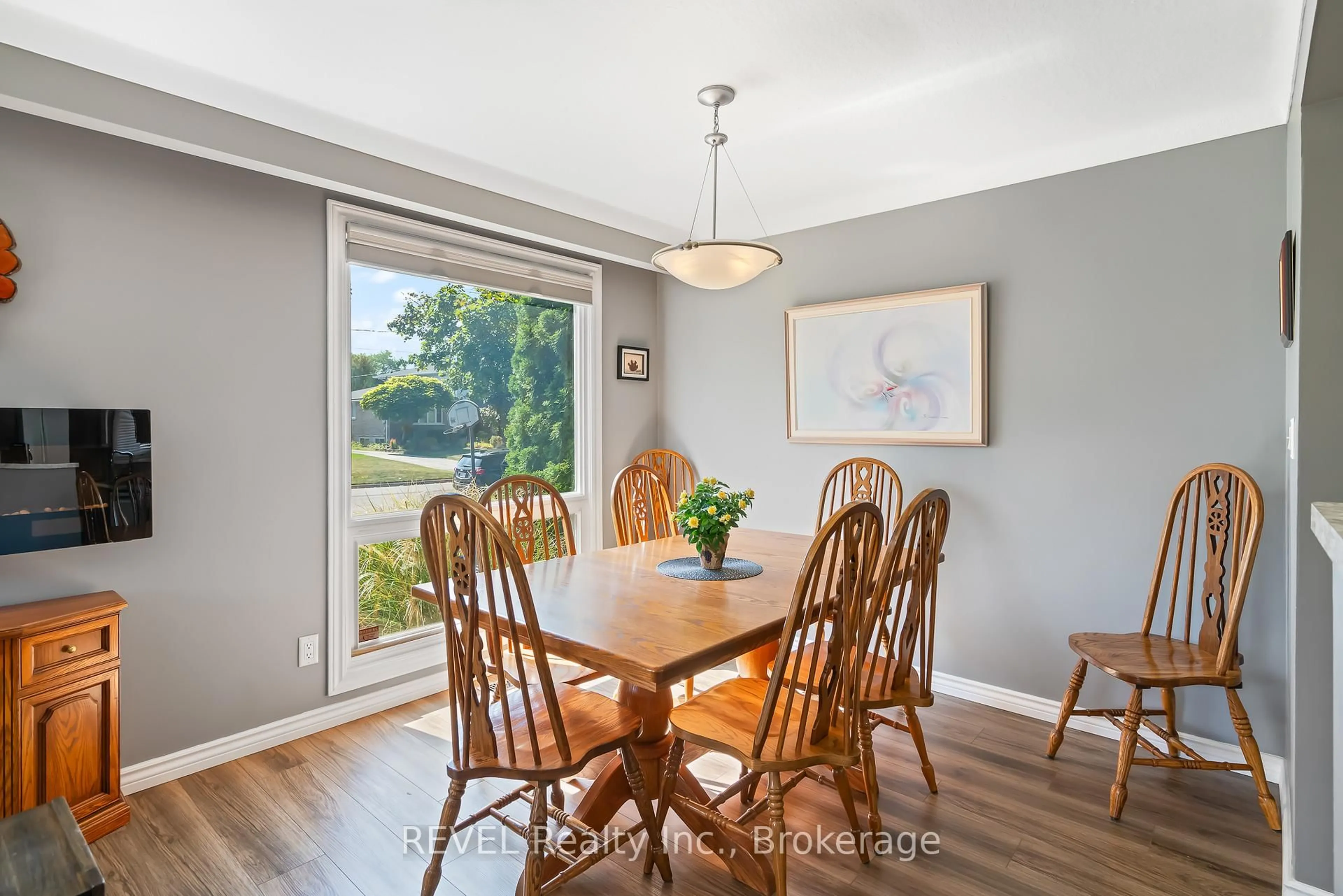 Dining room, wood/laminate floor for 9 Fitzroy Lane, St. Catharines Ontario L2M 6N6