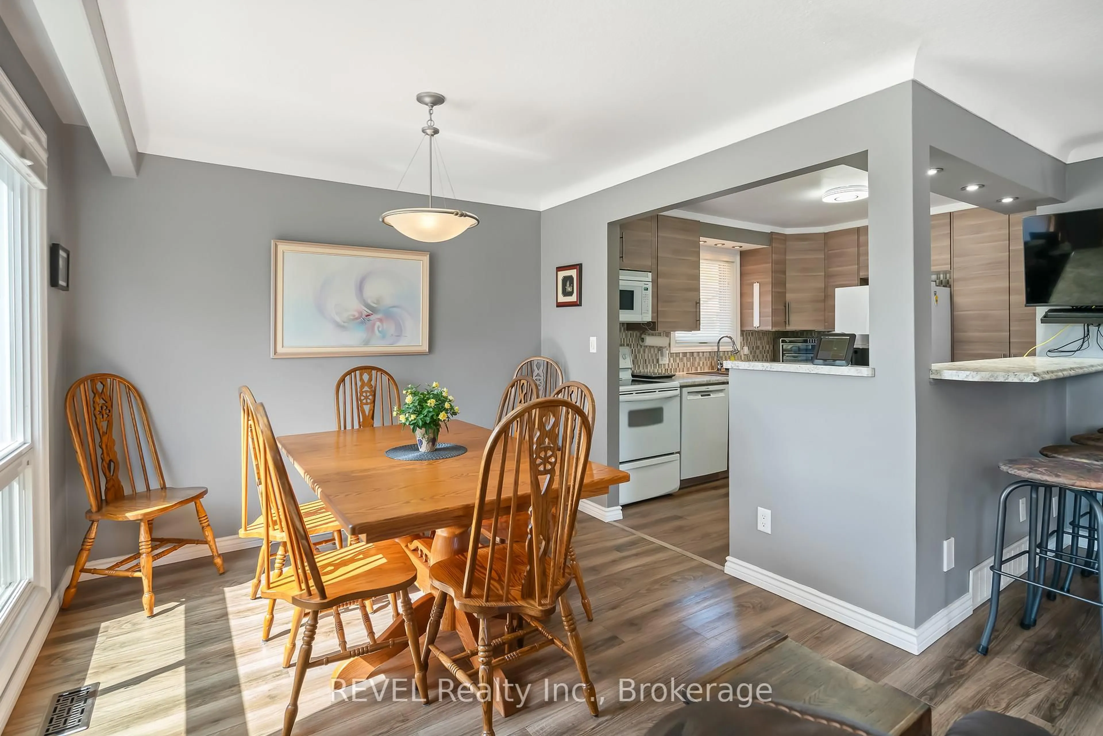 Open concept kitchen, wood/laminate floor for 9 Fitzroy Lane, St. Catharines Ontario L2M 6N6