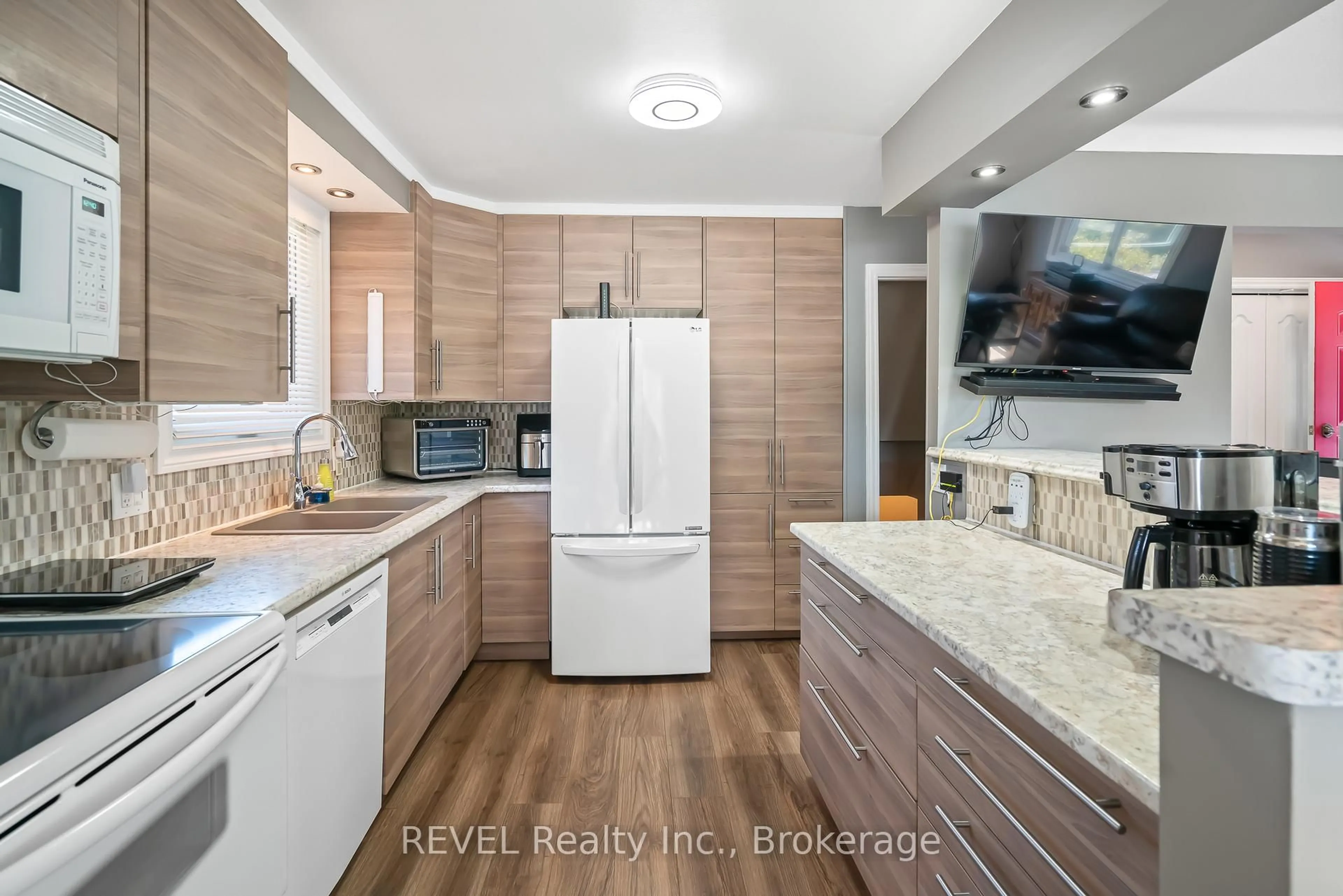 Contemporary kitchen, unknown for 9 Fitzroy Lane, St. Catharines Ontario L2M 6N6