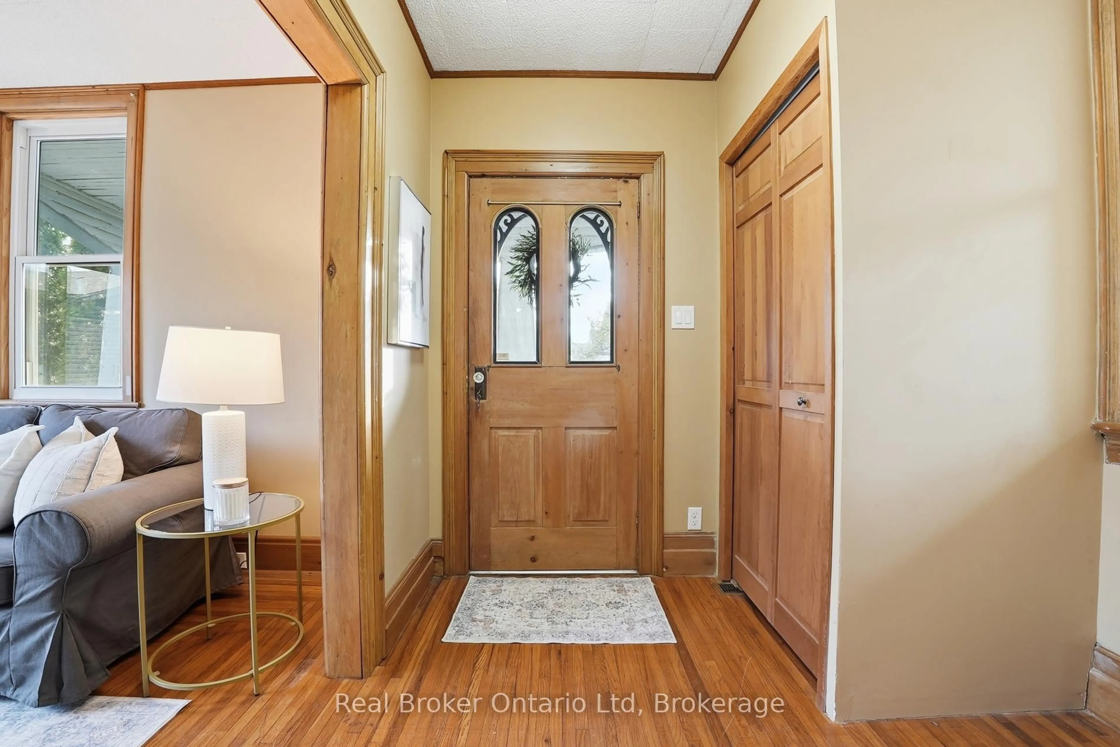 Indoor entryway for 27 Wellington St, East Zorra-Tavistock Ontario N0B 2R0