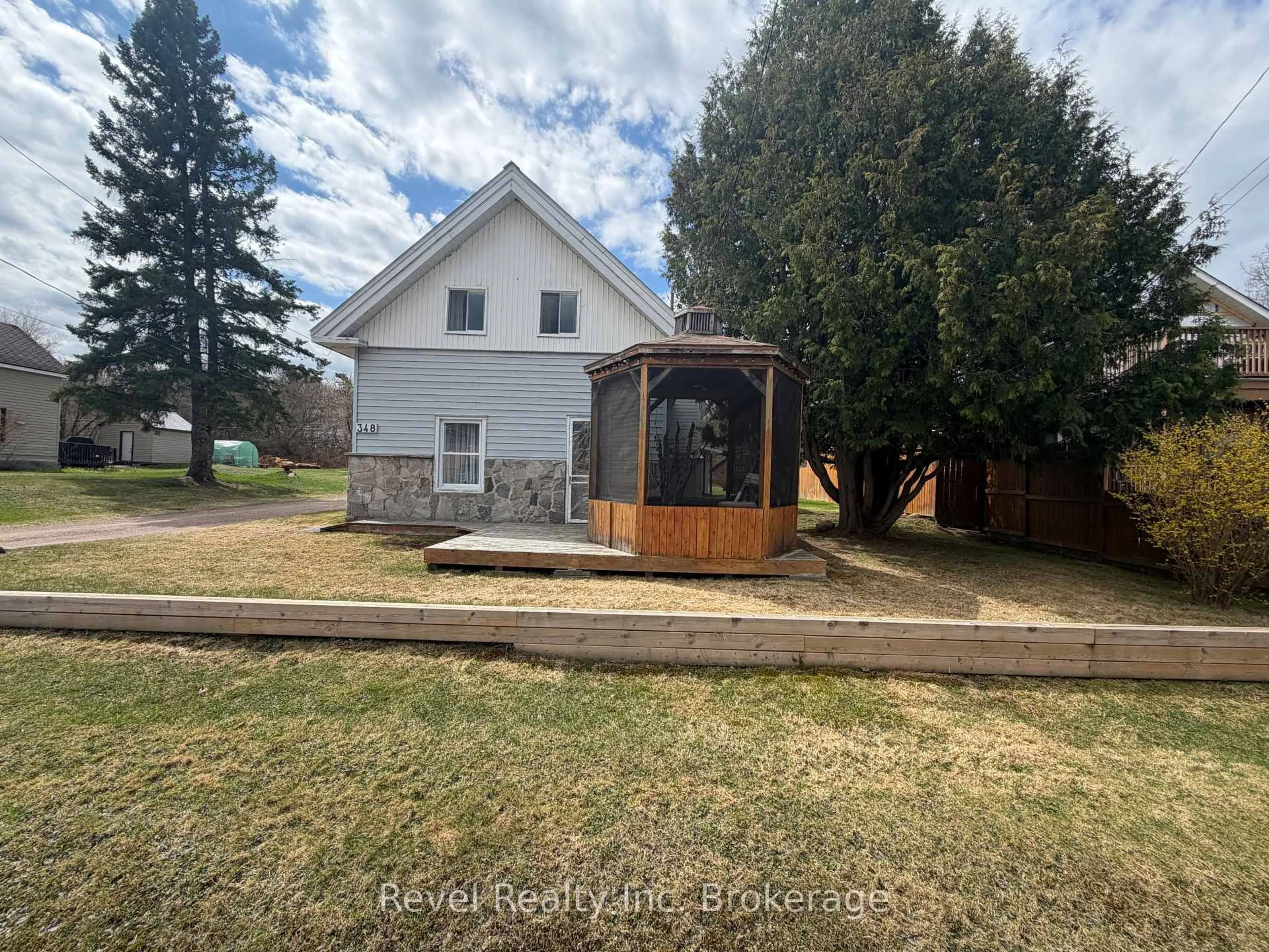 A pic from outside/outdoor area/front of a property/back of a property/a pic from drone, building for 348 Poplar St, Mattawa Ontario P0H 1V0