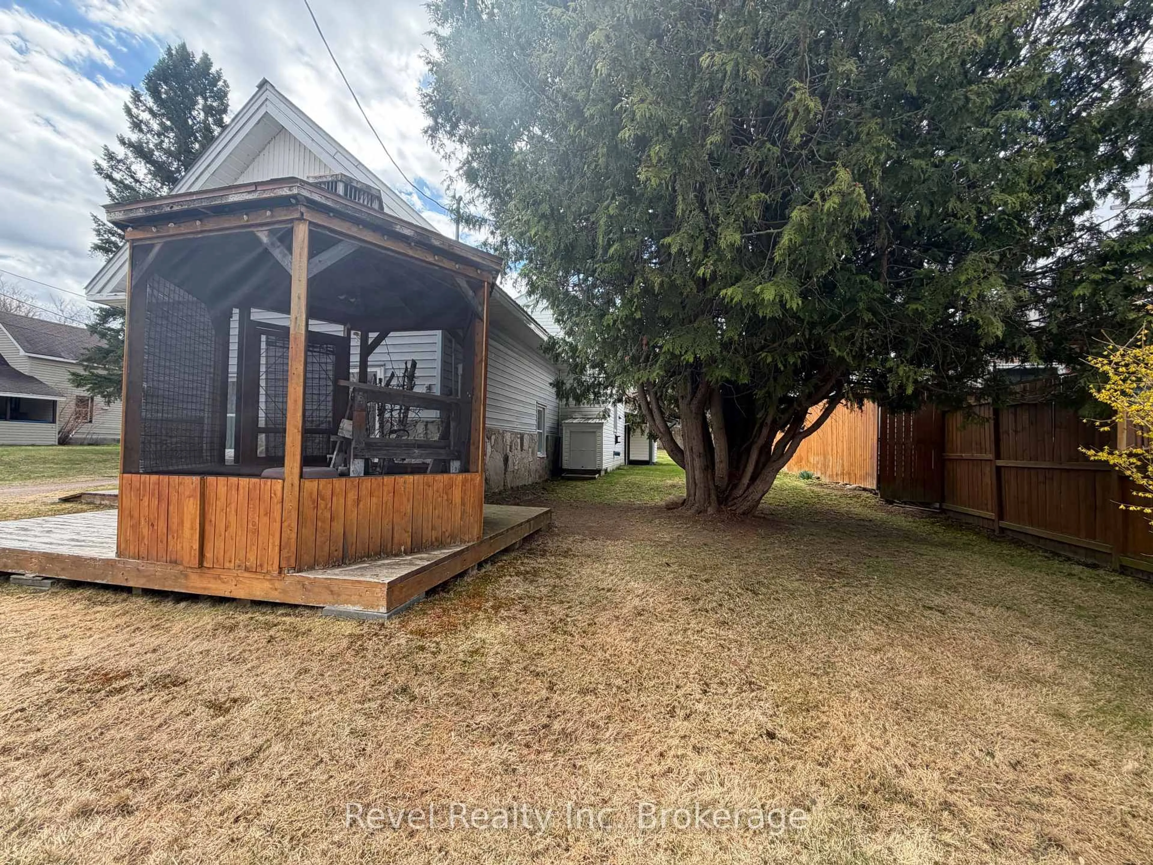 Shed for 348 Poplar St, Mattawa Ontario P0H 1V0
