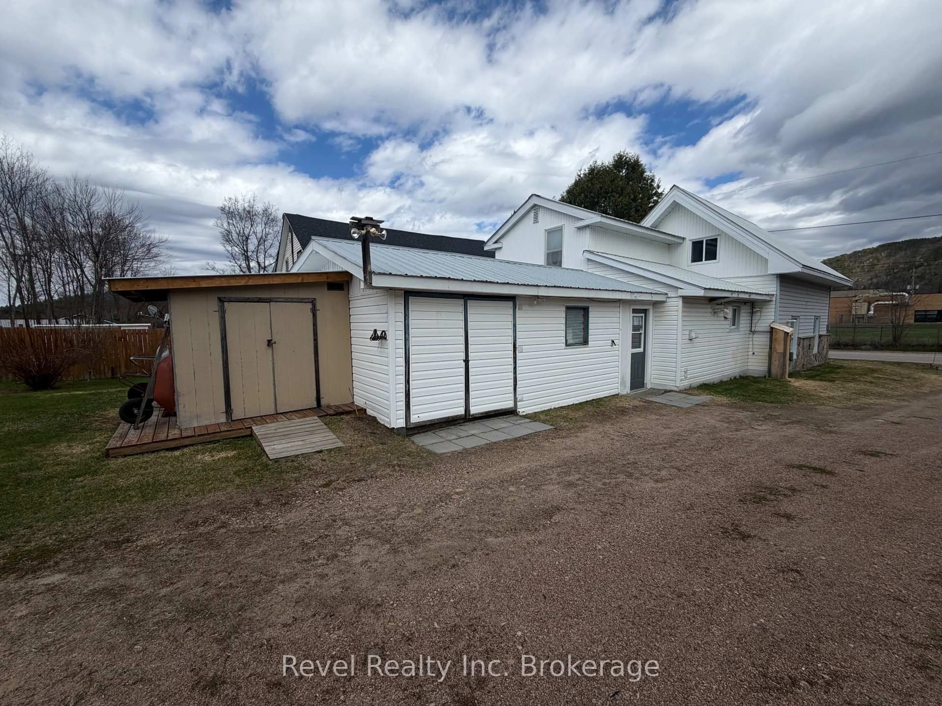 A pic from outside/outdoor area/front of a property/back of a property/a pic from drone, unknown for 348 Poplar St, Mattawa Ontario P0H 1V0