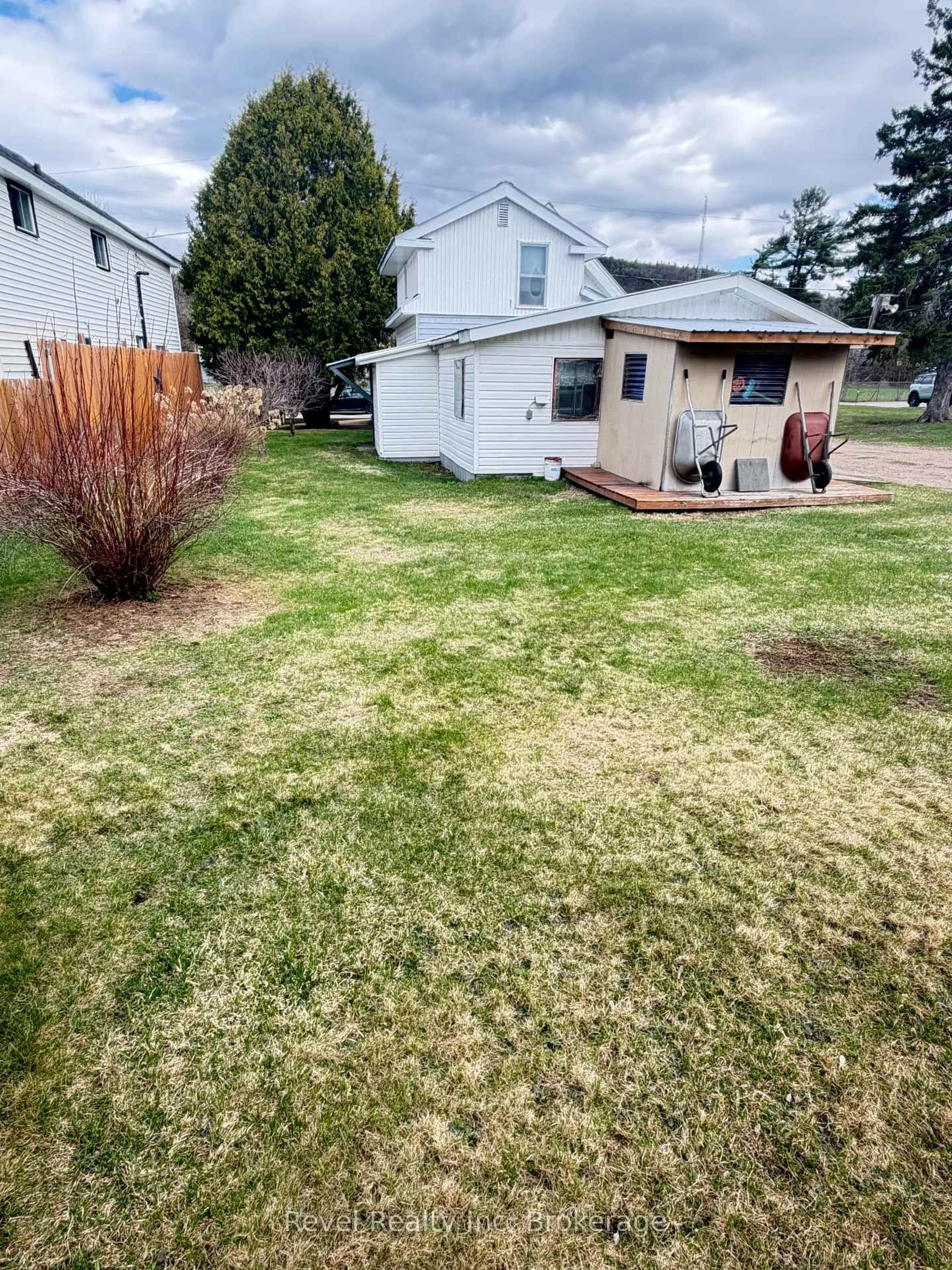 A pic from outside/outdoor area/front of a property/back of a property/a pic from drone, street for 348 Poplar St, Mattawa Ontario P0H 1V0