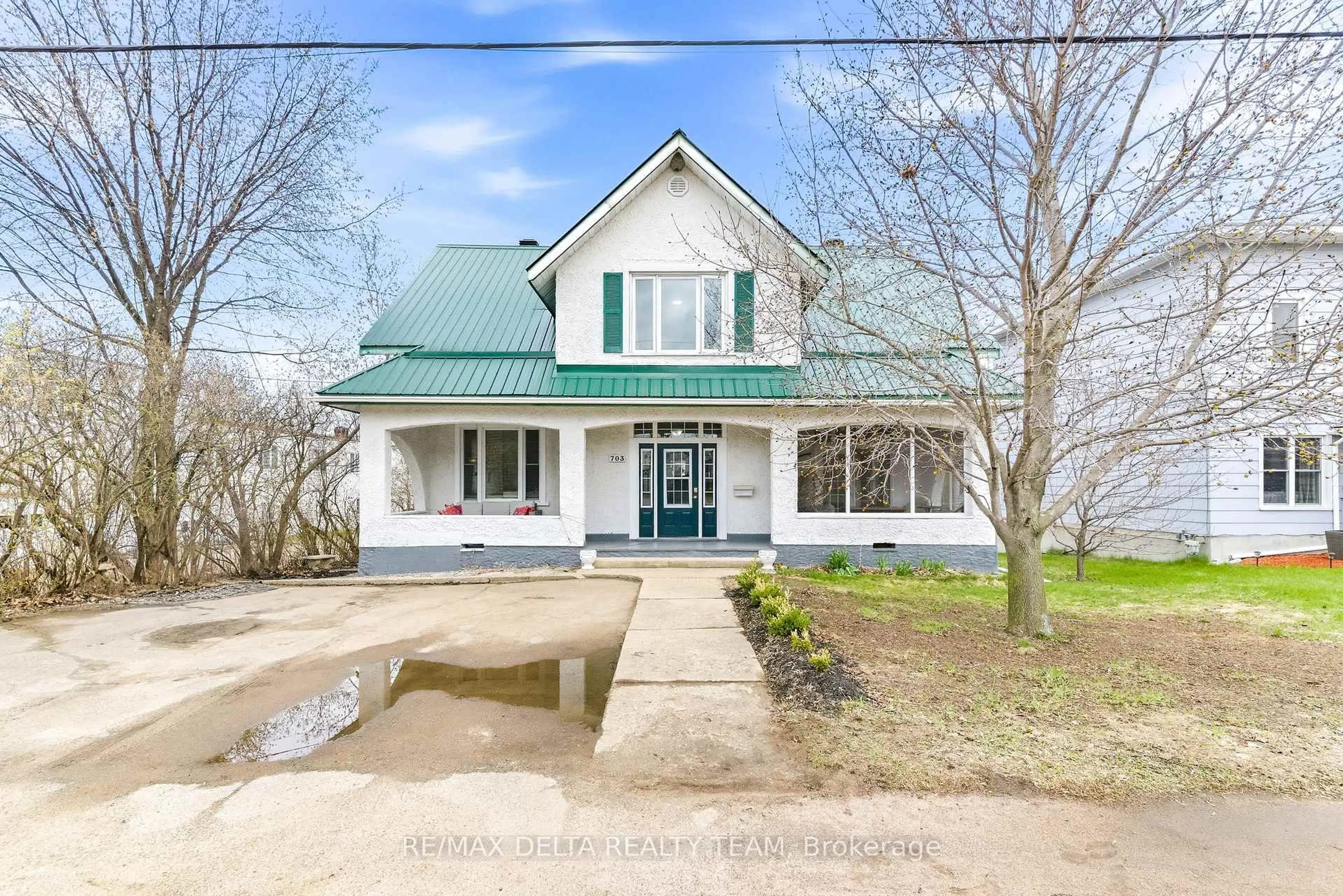 A pic from outside/outdoor area/front of a property/back of a property/a pic from drone, street for 703 Front St, Pembroke Ontario K8A 6J4