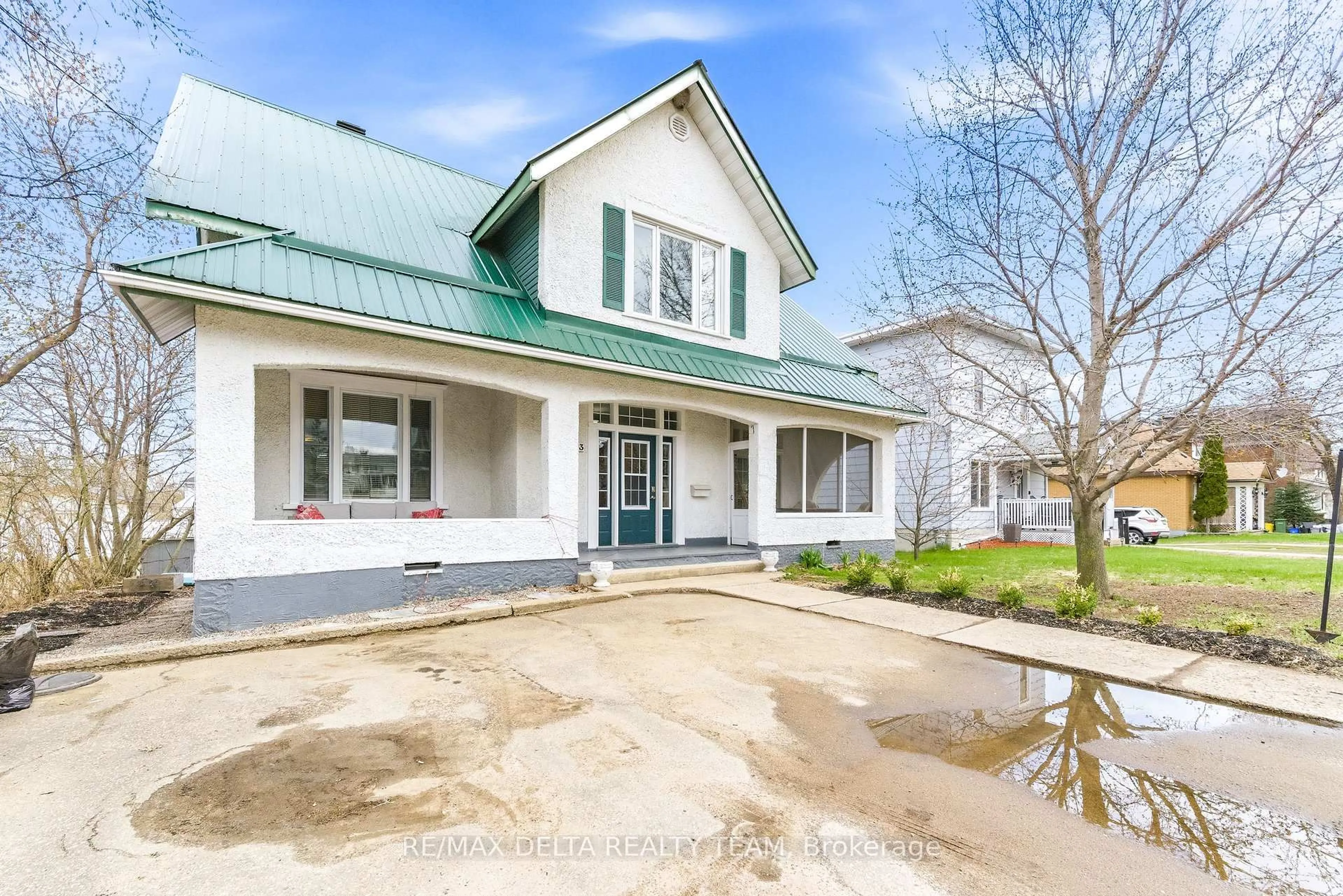 A pic from outside/outdoor area/front of a property/back of a property/a pic from drone, unknown for 703 Front St, Pembroke Ontario K8A 6J4
