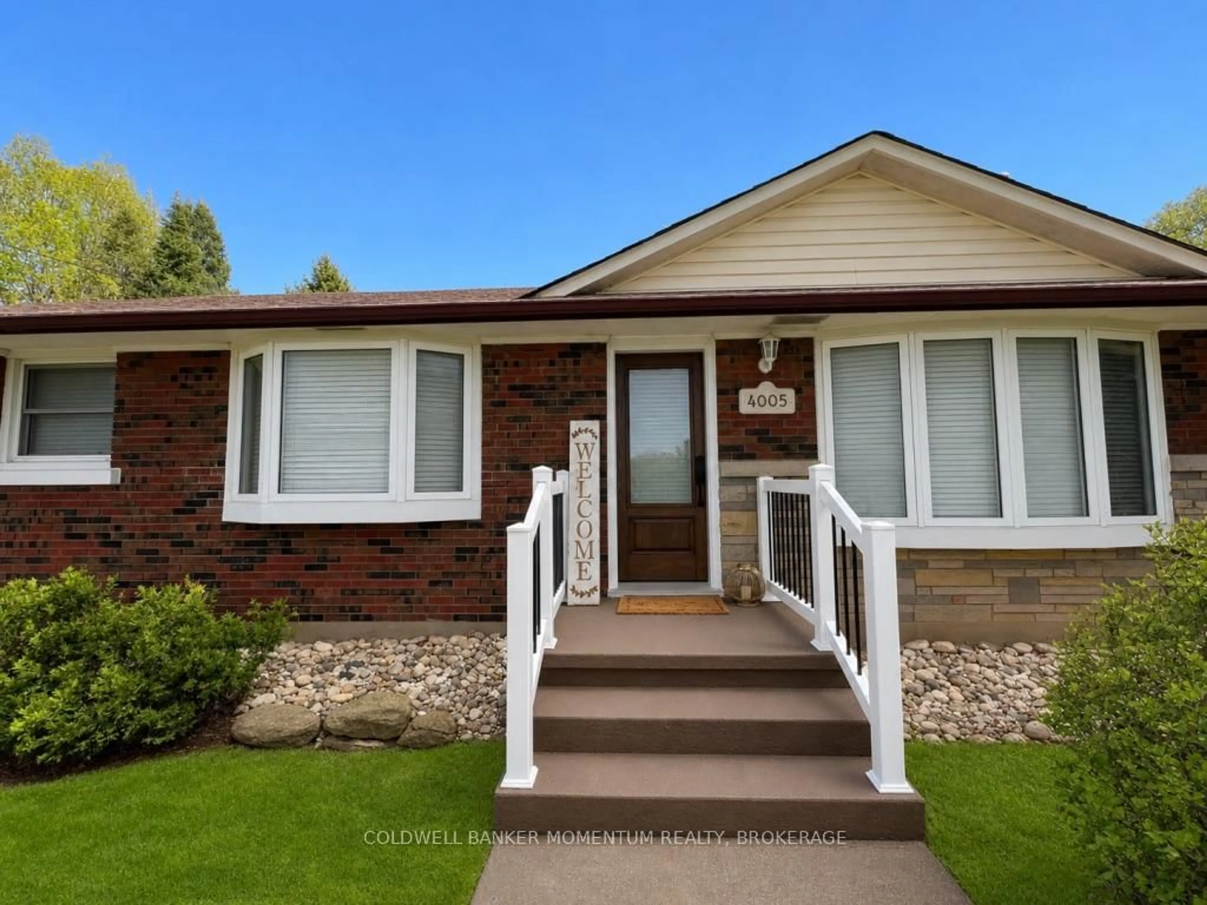 Home with vinyl exterior material, street for 4005 Miller Ave, Lincoln Ontario L0R 2C0